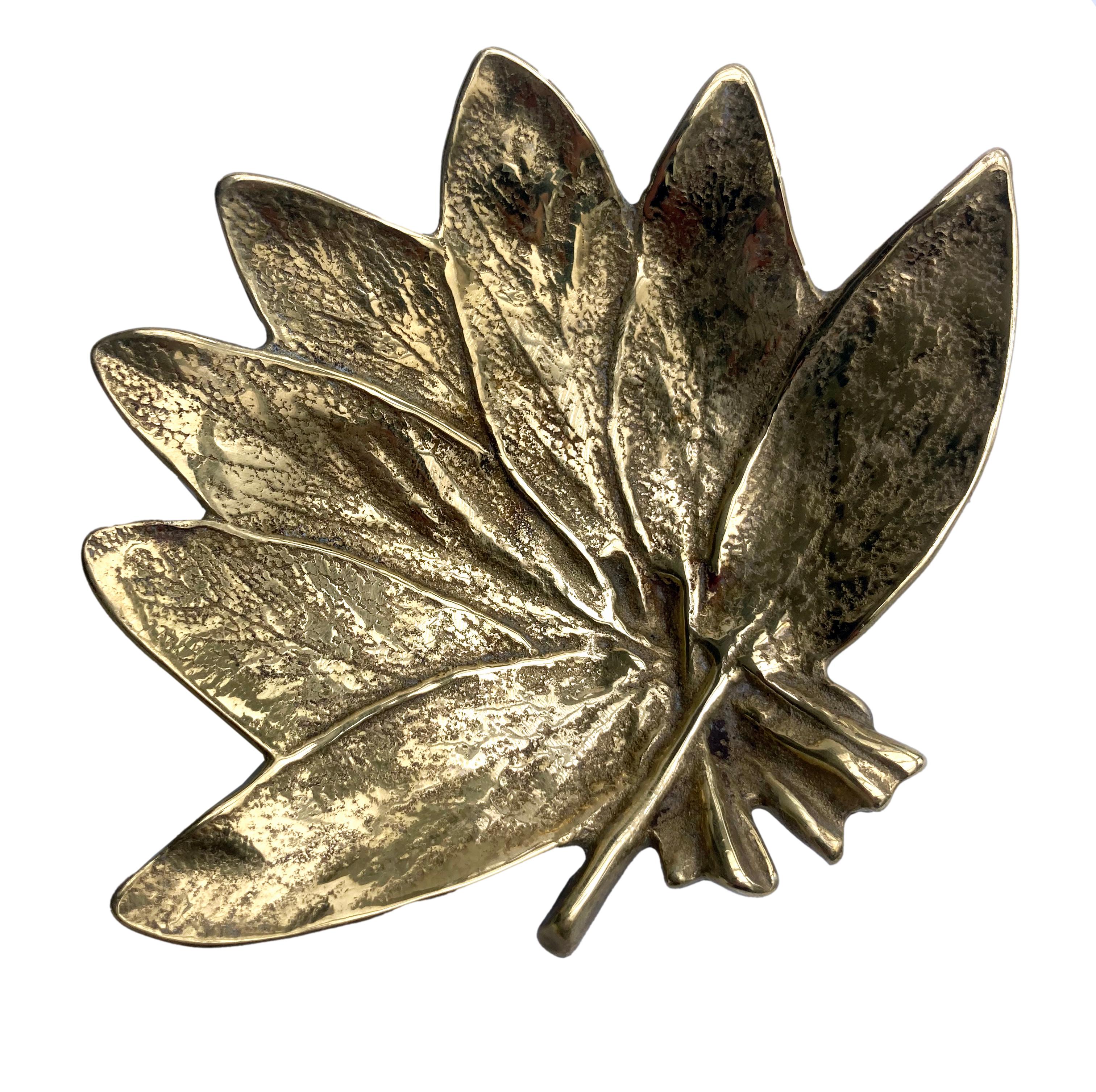 Metà XX secolo Vassoio Virginia Metal Craft in ottone con foglie di salvia