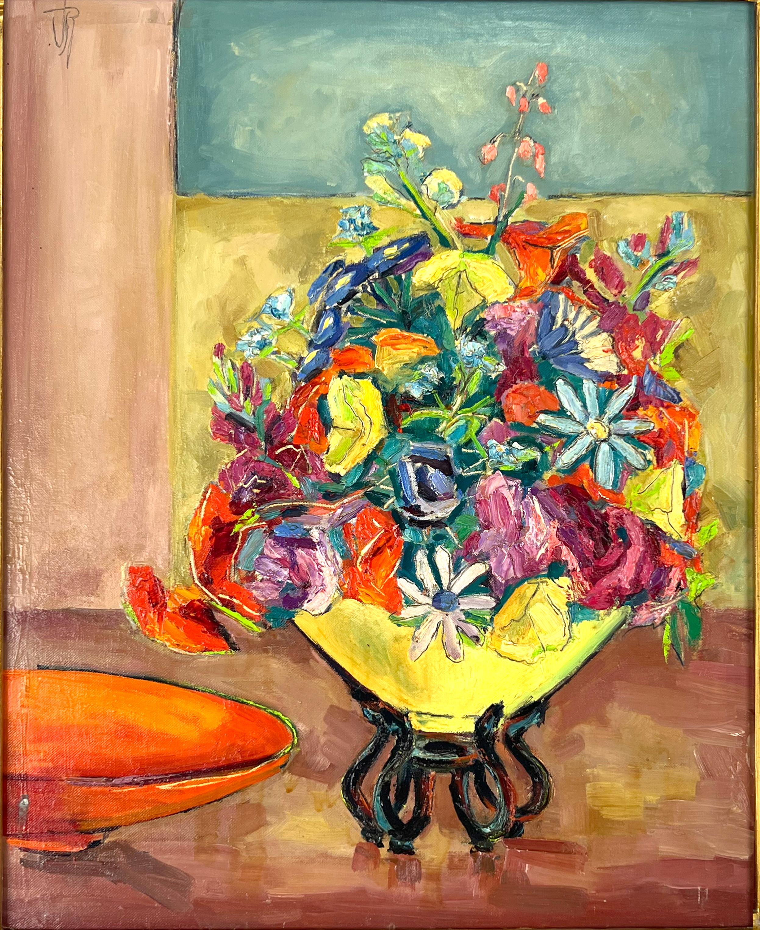Modernistischer mehrfarbiger Blumenstrauß aus der Mitte des Jahrhunderts, gelbe Vase mit Blumenstillleben – Painting von Virginia Rogers
