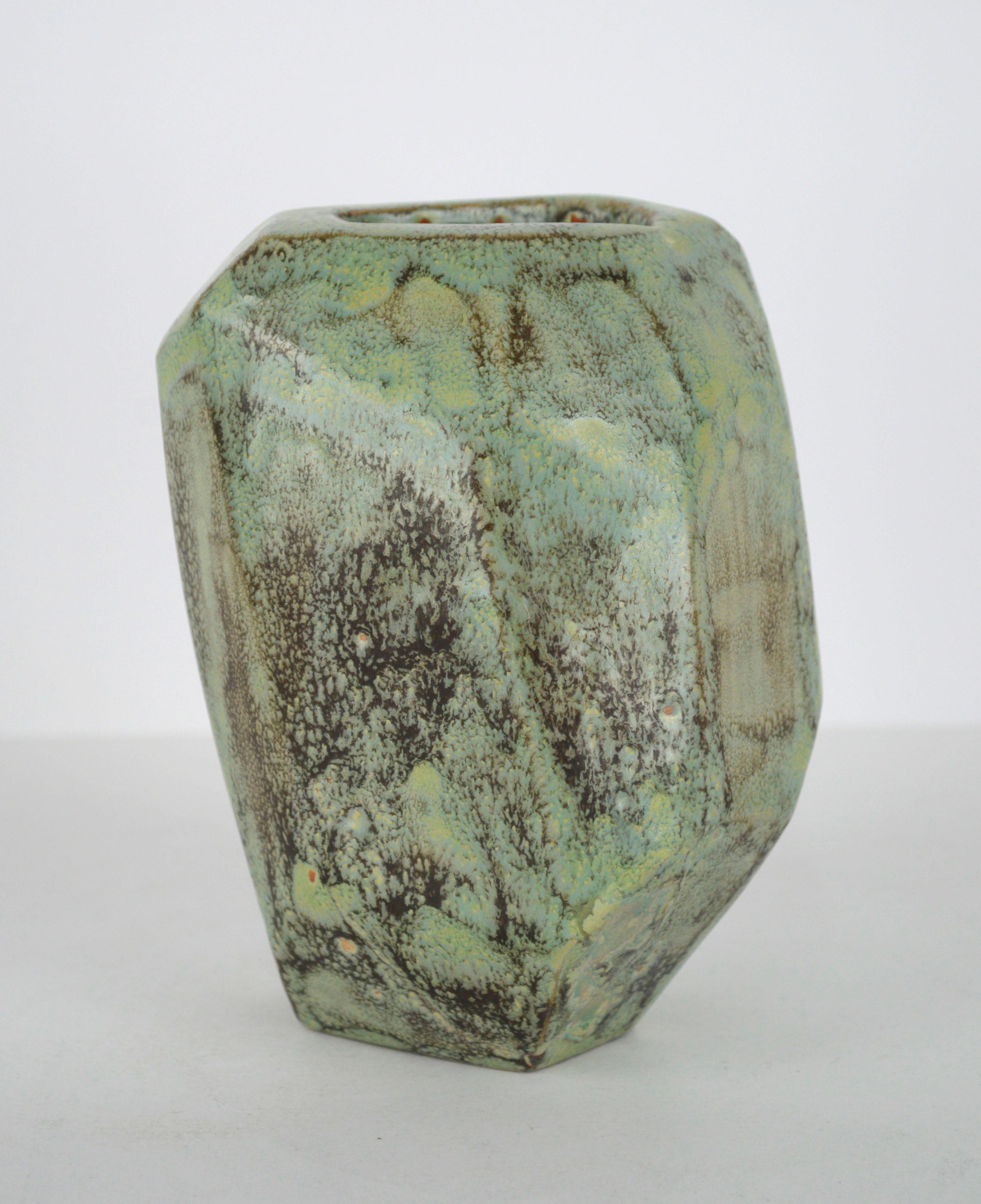 Vase d'art en céramique organique moderne turquoise des années 1950 - Sculpture abstraite / Poterie  - Gris Abstract Sculpture par Virginia Sevier Rogers