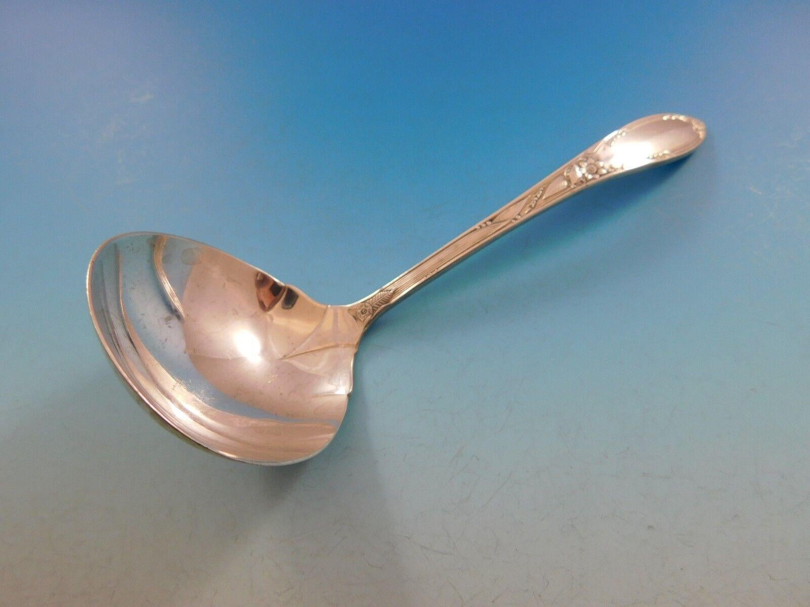 Lovely Virginian by Oneida sterling silver Flatware set - 52 Pieces. This set includes:


8 Knives, 9