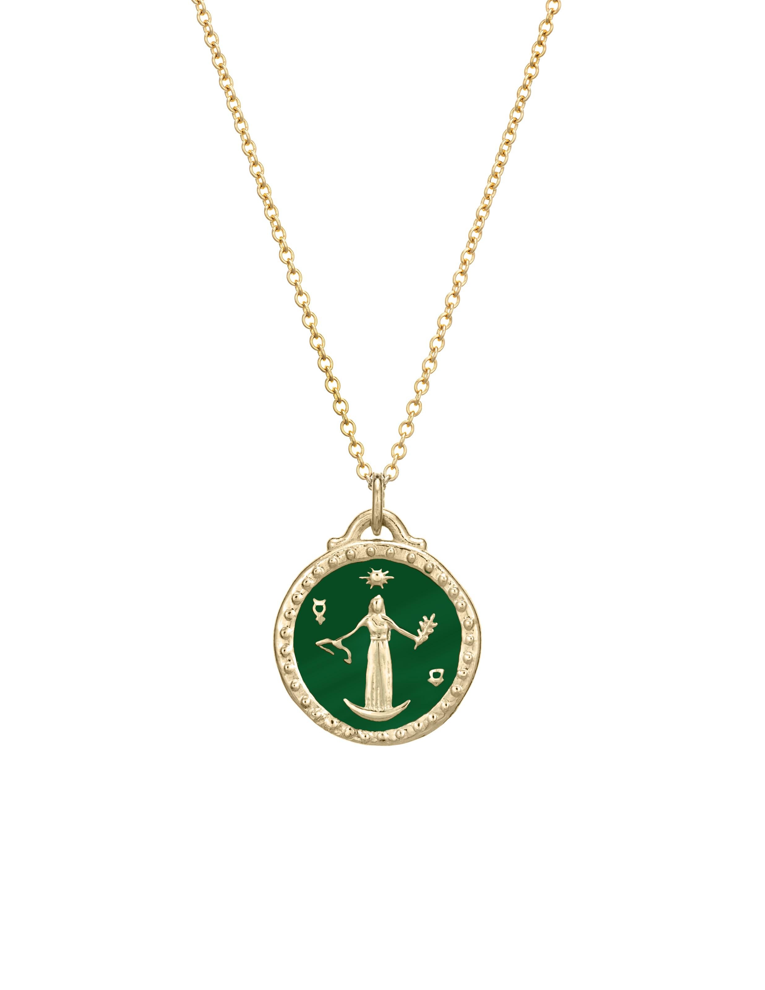Fa parte della nostra nuova collezione Zodiac. Il ciondolo Virgo presenta la dea del raccolto su un lato e il simbolo della Vergine sull'altro. I disegni sono meticolosamente intagliati a mano in oro 14k e rifiniti con smalto. Questo ciondolo è