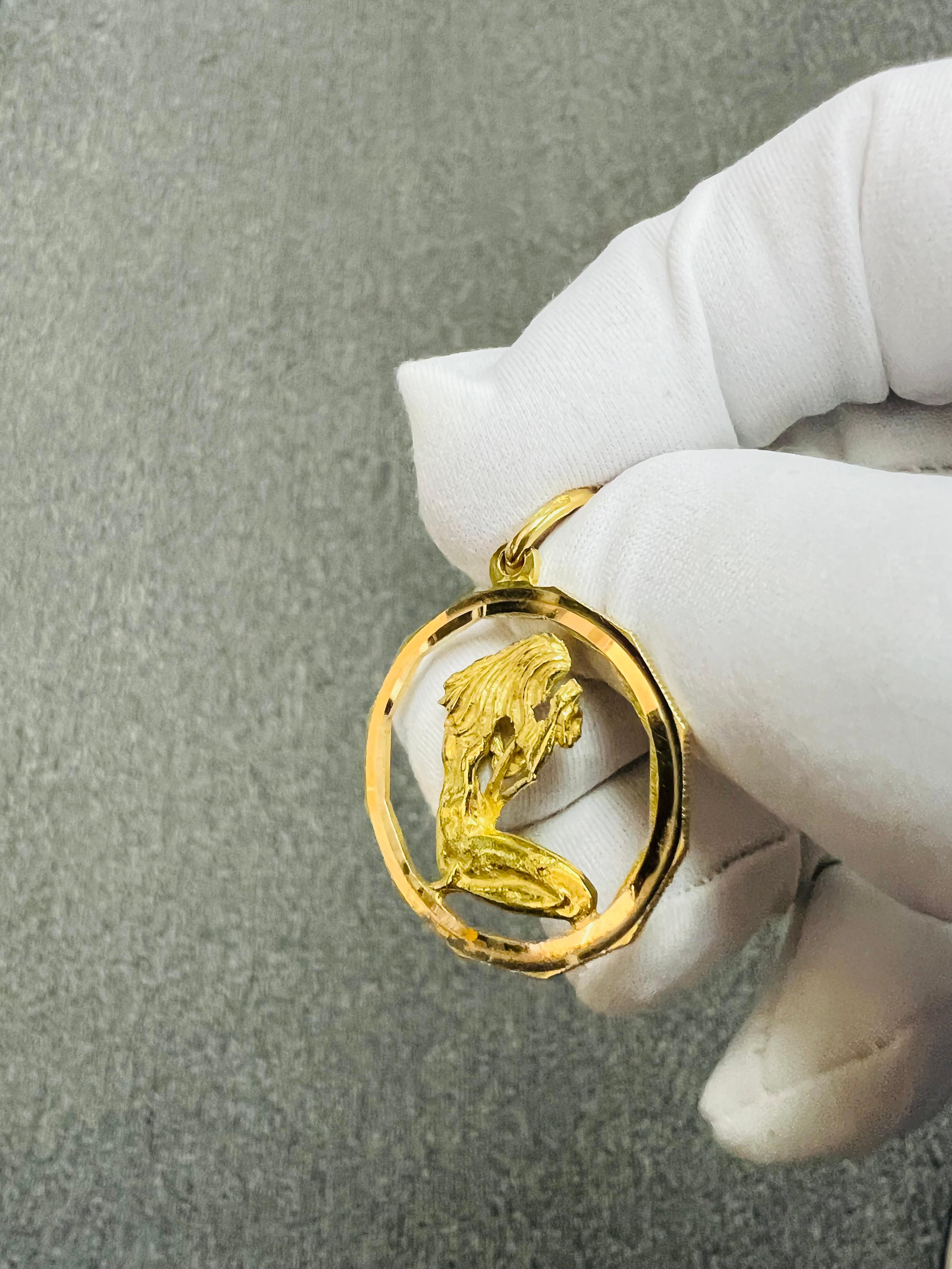 Pendentif Zodiac en or jaune 18k Circa 1970 en vente 5