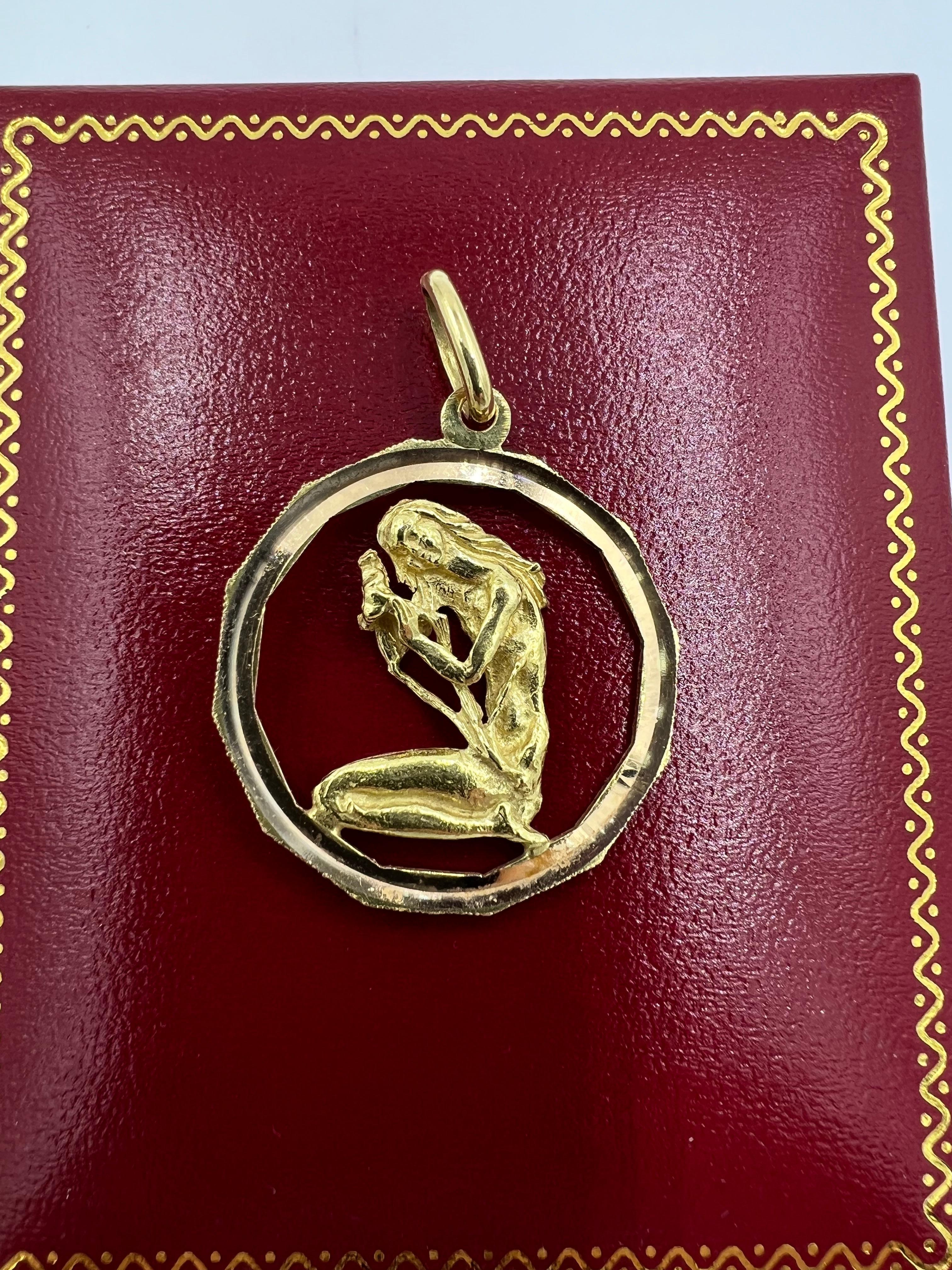 Pendentif en or jaune 18 carats du Zodiac, vers les années 1970.

Ce pendentif vintage en or jaune 18 carats, datant des années 1970 et représentant la Vierge, est une pièce de joaillerie étonnante. Fabriqué en Italie, ce pendentif présente un