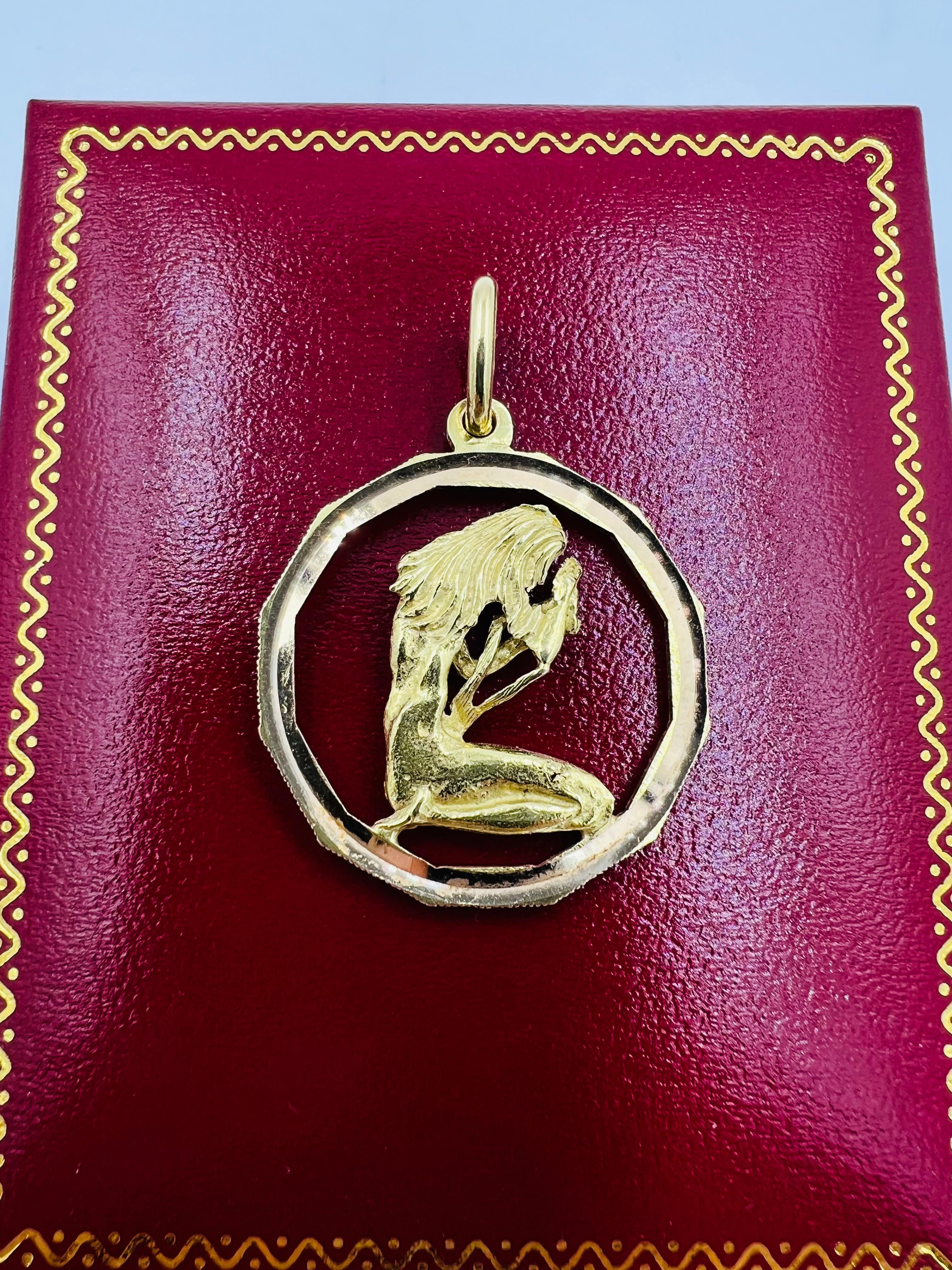 Pendentif Zodiac en or jaune 18k Circa 1970 Bon état - En vente à Los Angeles, CA