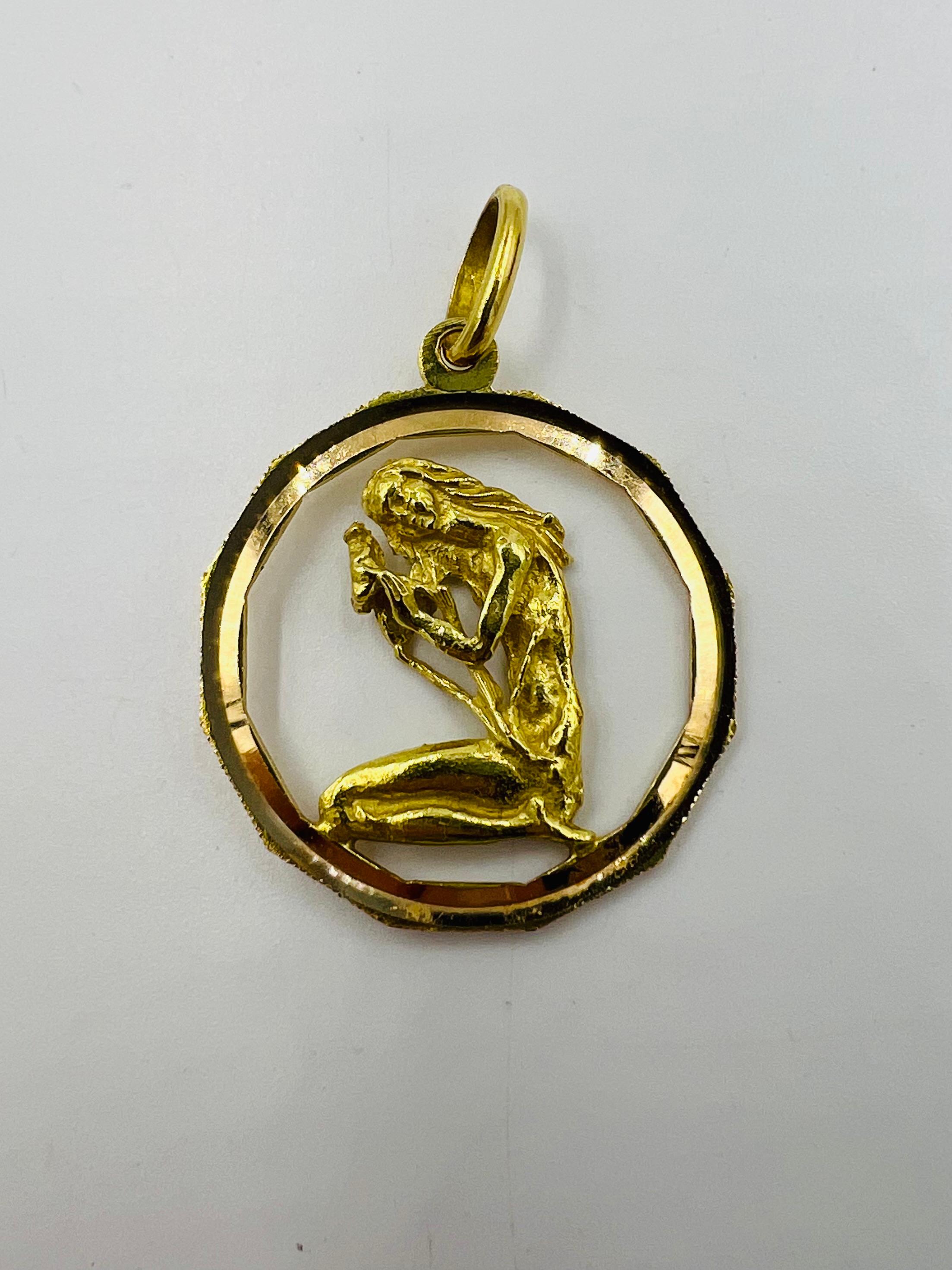 Pendentif Zodiac en or jaune 18k Circa 1970 en vente 1