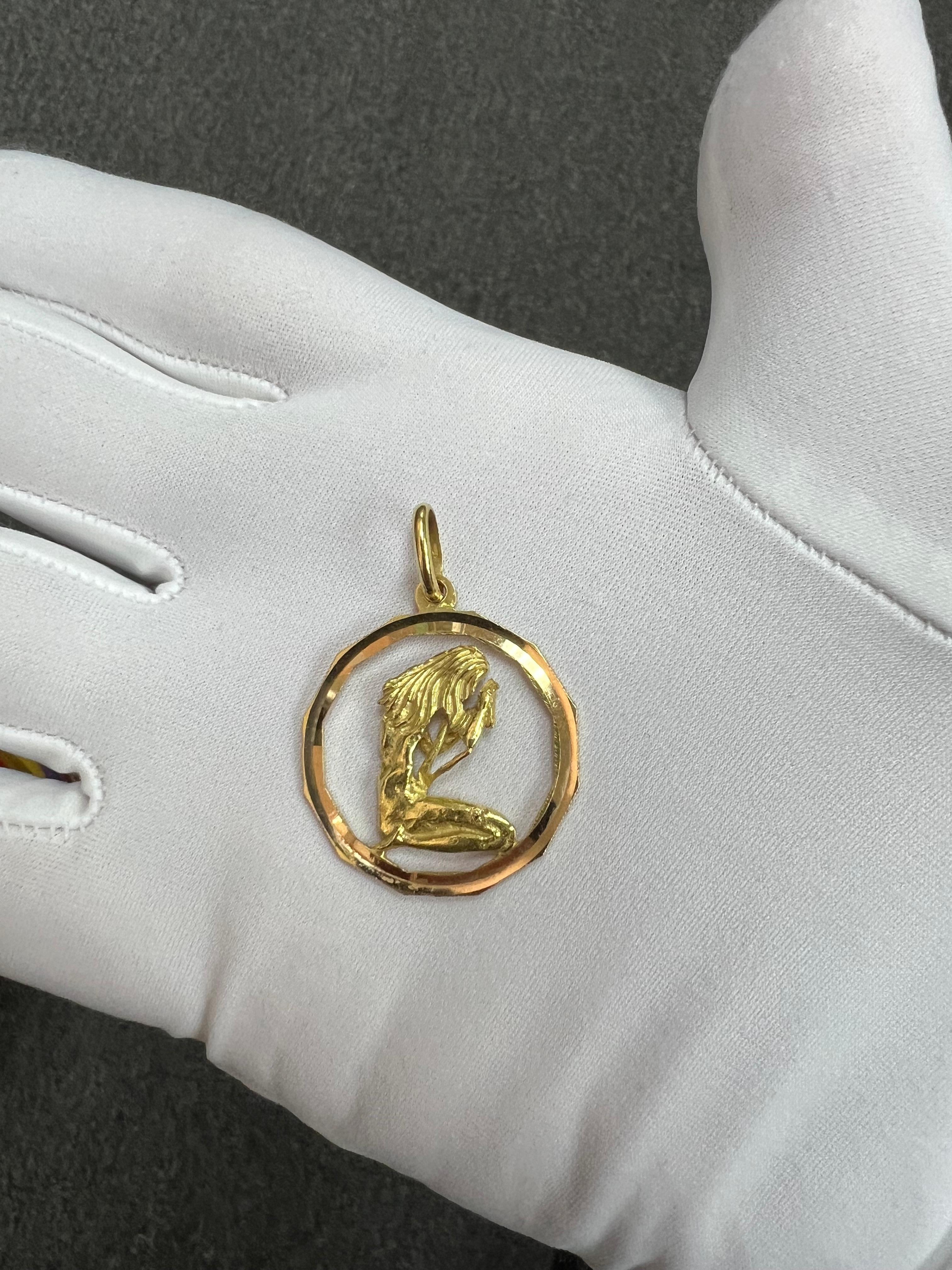 Pendentif Zodiac en or jaune 18k Circa 1970 en vente 2