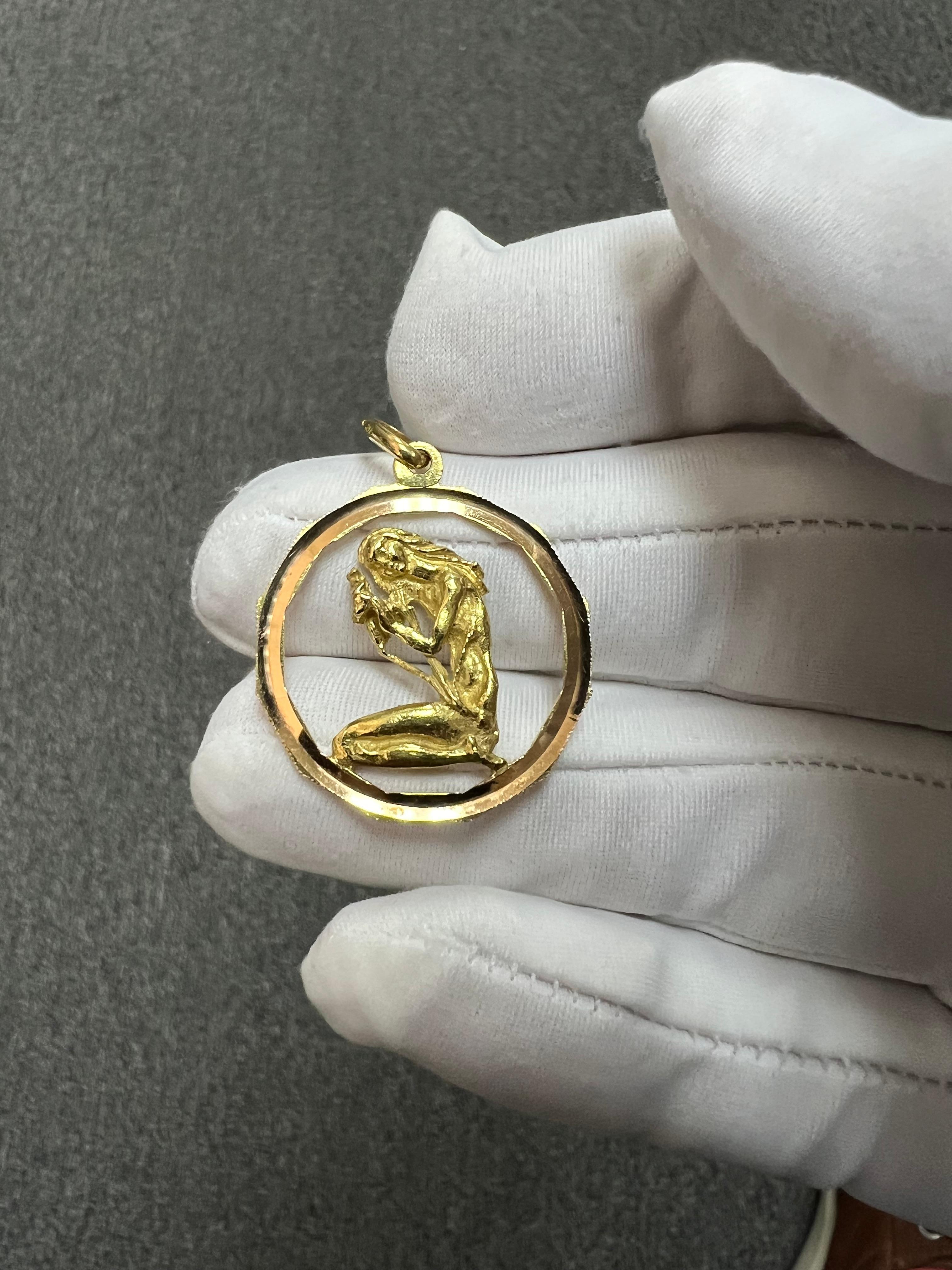 Pendentif Zodiac en or jaune 18k Circa 1970 en vente 3