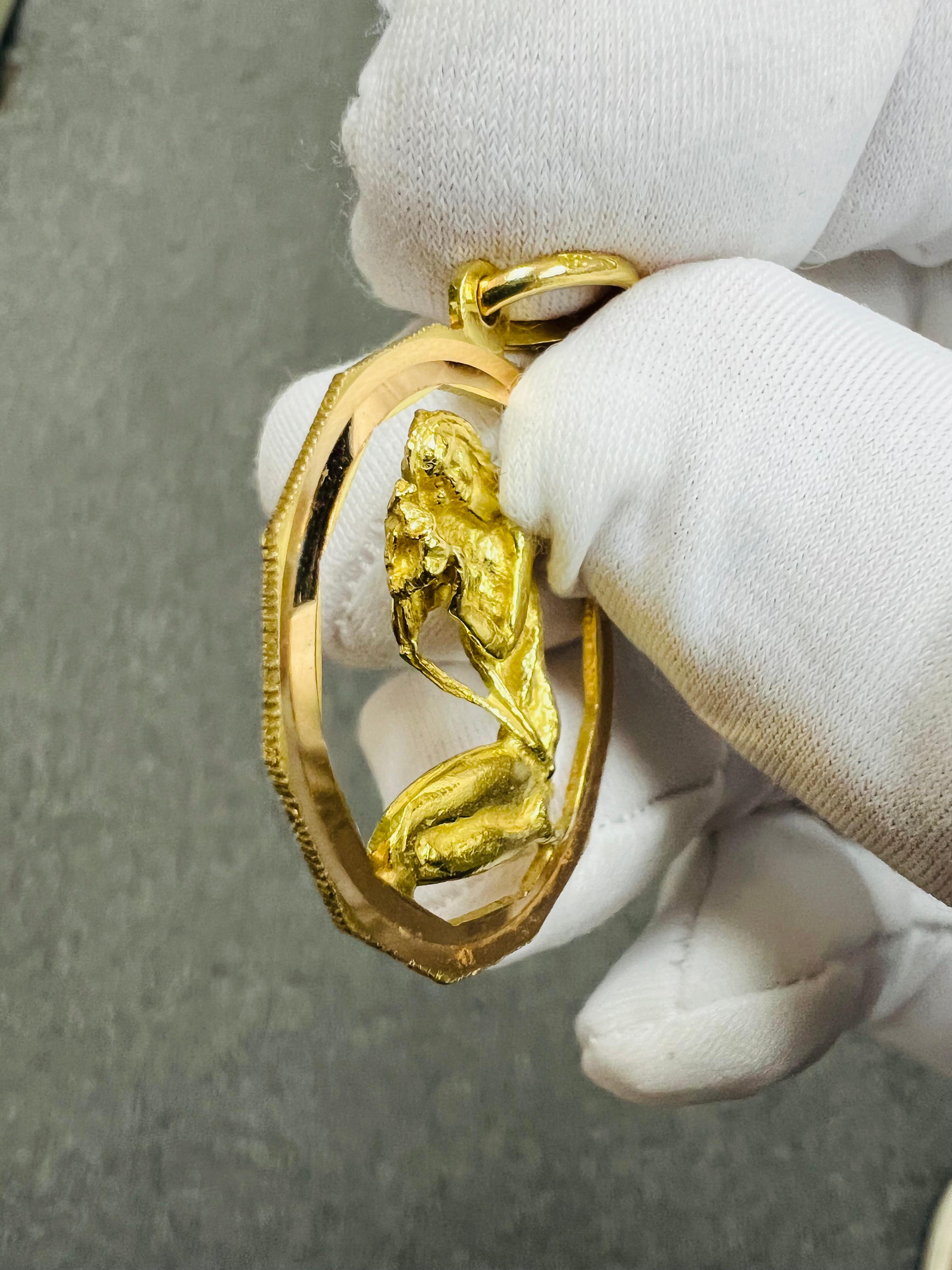 Pendentif Zodiac en or jaune 18k Circa 1970 en vente 4