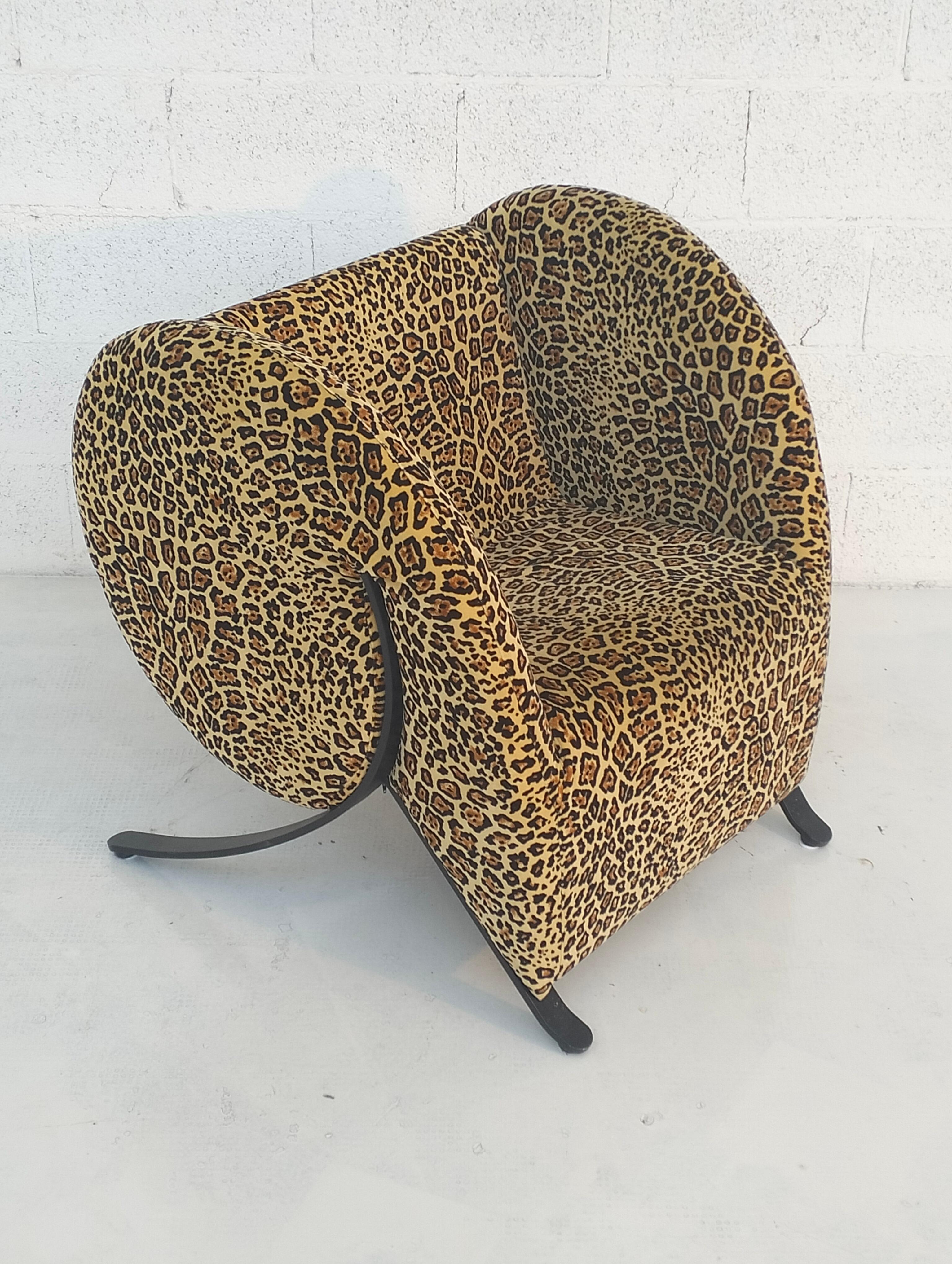 The Virgola armchair, designed by Yaakov Kaufman for Arflex, has a steel structure with padding in molded polyurethane and polyester fibre, sprung on elastic straps, black painted steel legs and fabric upholstery.

Yaacov Kaufman born 1945 is a