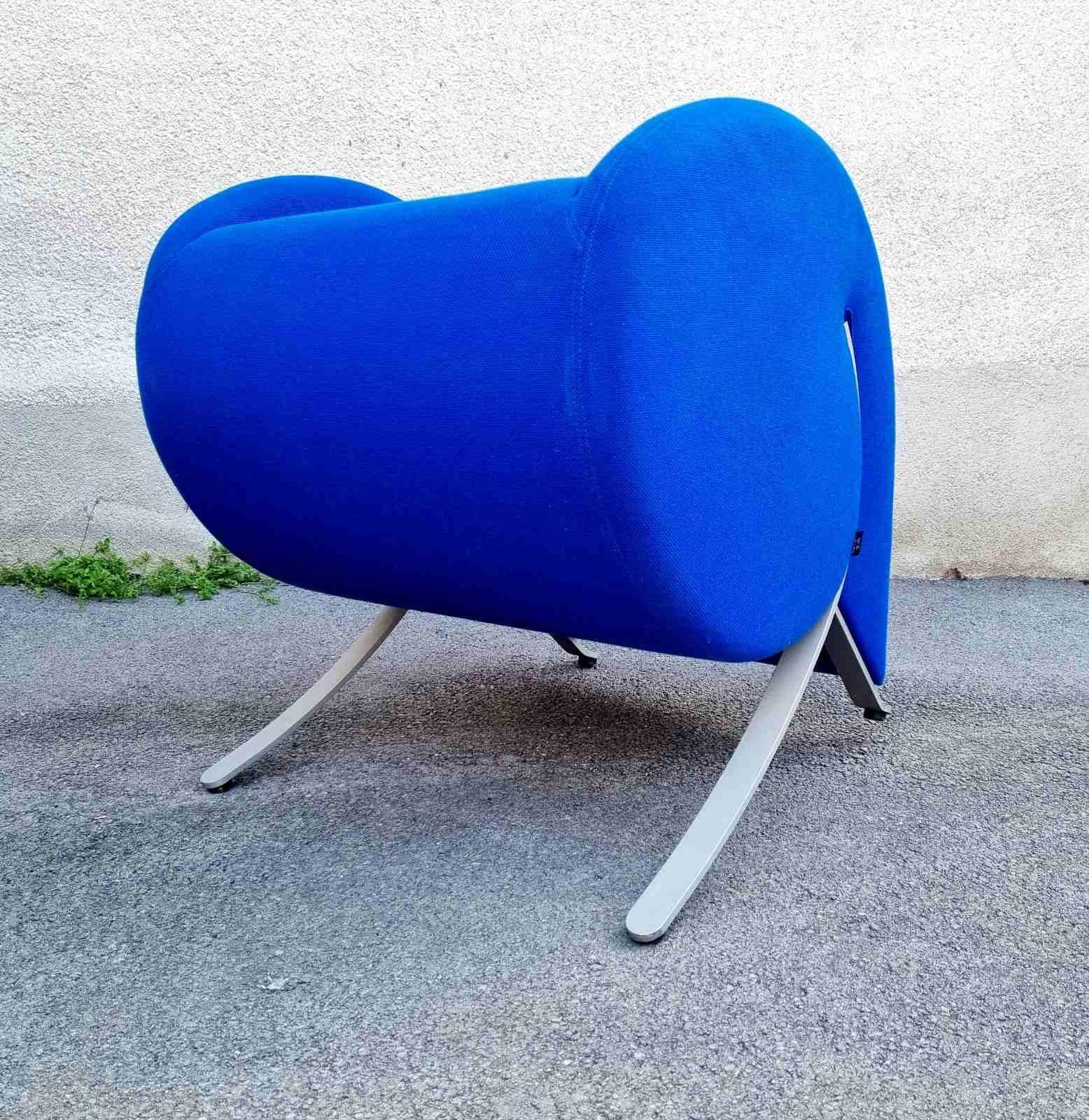 Virgola est un fauteuil conçu par Yaakov Kaufman en 1991 pour Arflex.

Son nom est clairement inspiré par la forme qui le caractérise, qui est précisément celle du signe de ponctuation.

De face, il peut ressembler à un simple fauteuil, mais si vous