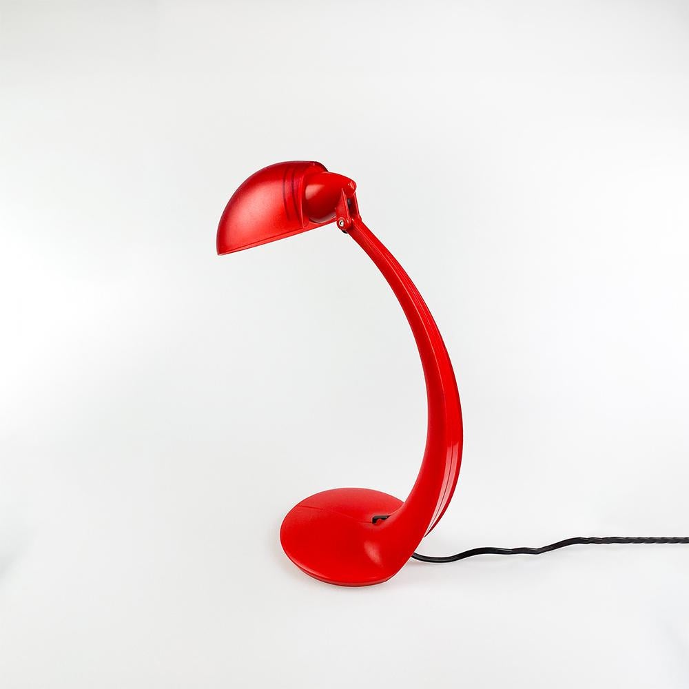 Virgola Series Z 2150 lamp by Veneta Lumi.

Red plastic, small crack on the arm, see in the photos.

Light bulb with E14 socket, max. 40w.

Measurements: 38x14x27 cm.