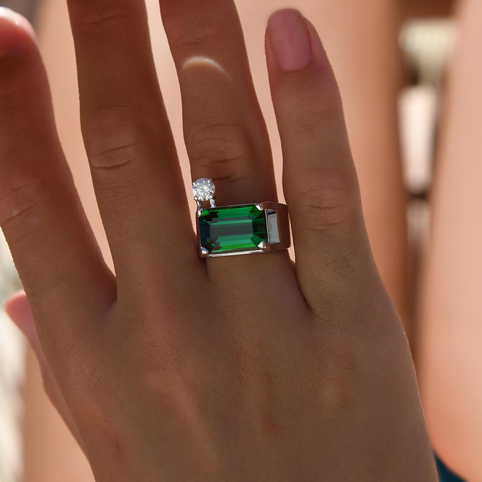This ring by architect-designer Michel Tortel for QITTERI reveals the diamond in an innovative design where it becomes a punctuation mark, a breath of fresh air in an exceptional 8.75 carat tourmaline with blue-green tones.
The 8.75 carat