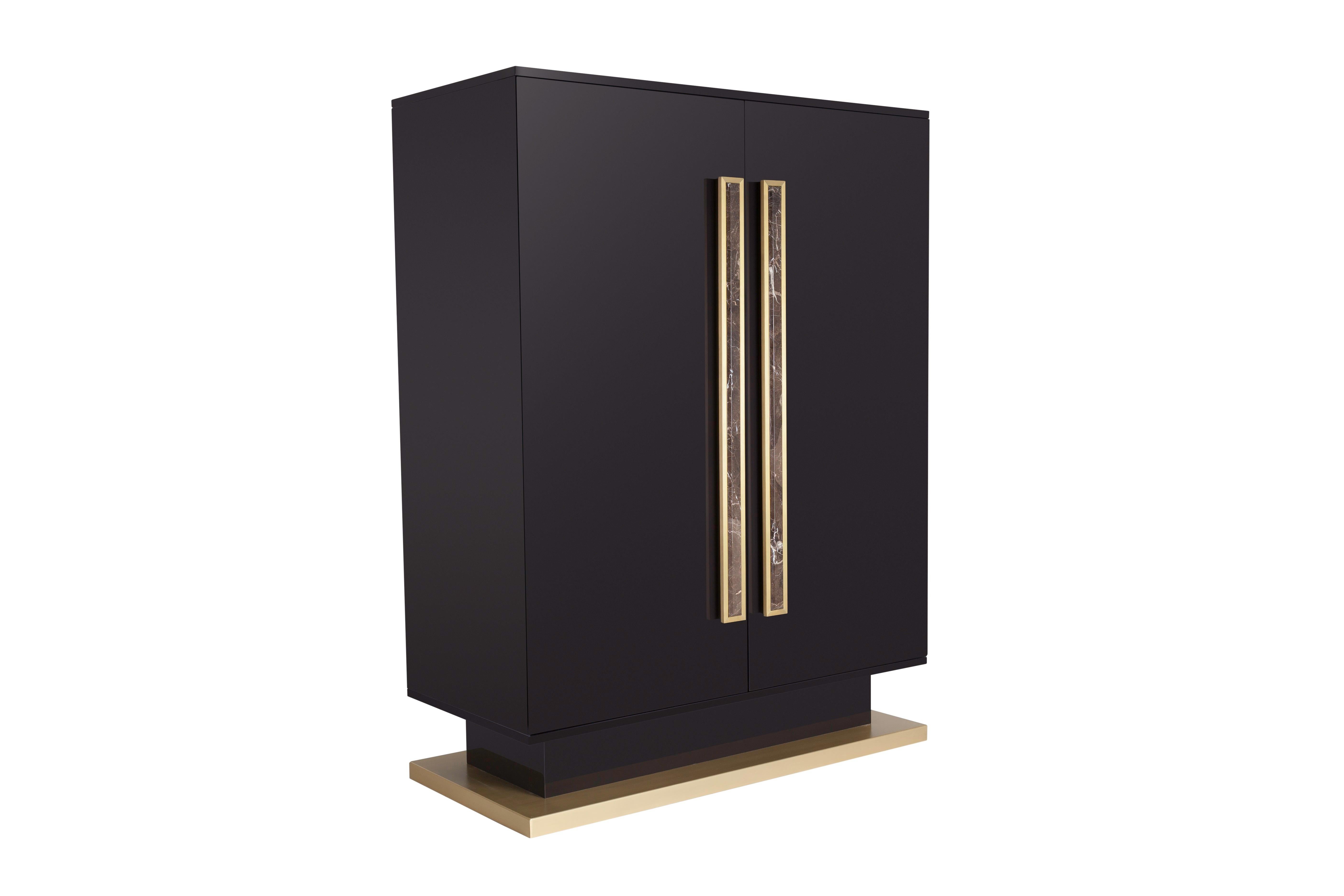 The balanced design of the highboard Viriato, combines a lacquered wooden structure with brass base and handles embellished with a fine marble detail. The final touch is given by the interior entirely covered in suede.‎ With its style, Viriato,