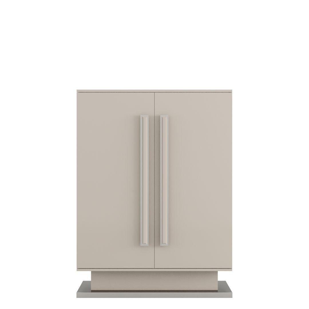 VIRIATO Hochschrank: STOCK UNIT - Sofort lieferbar

Das ausgewogene Design des Highboards Viriato kombiniert eine lackierte Holzstruktur mit einem Sockel und Griffen aus Edelstahl. Der letzte Schliff wird durch das vollständig mit Wildleder bezogene