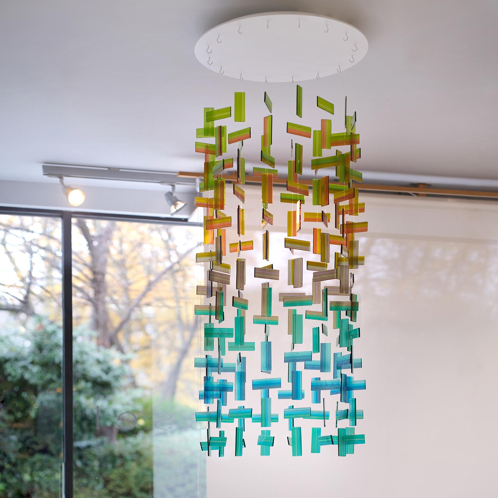 Viridian, eine einzigartige hängende Skulptur aus grünem, bernsteinfarbenem und aquafarbenem Glas von Amy Cushing (Organische Moderne) im Angebot