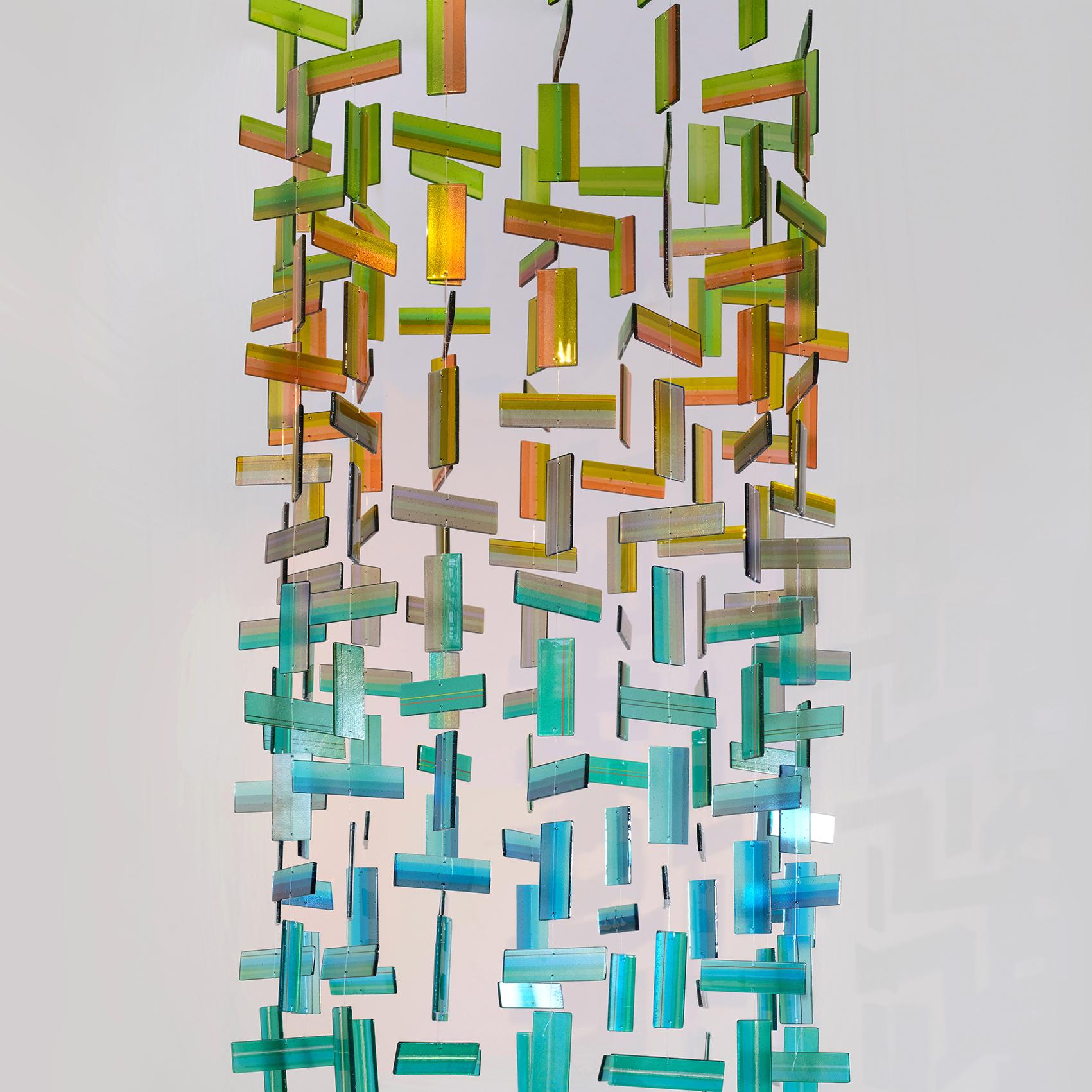 Viridian, eine einzigartige hängende Skulptur aus grünem, bernsteinfarbenem und aquafarbenem Glas von Amy Cushing (Britisch) im Angebot