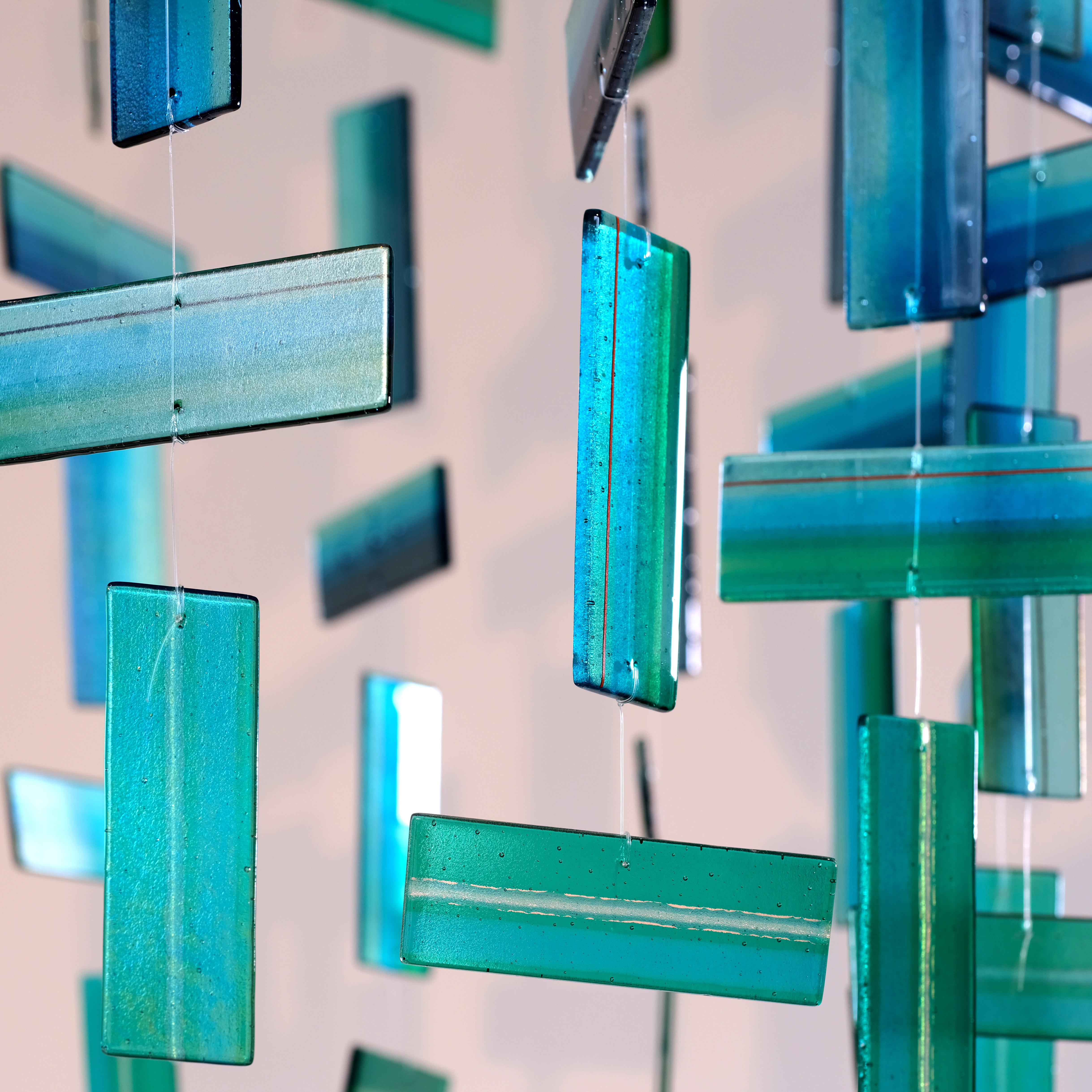 Viridian, eine einzigartige hängende Skulptur aus grünem, bernsteinfarbenem und aquafarbenem Glas von Amy Cushing im Angebot 1