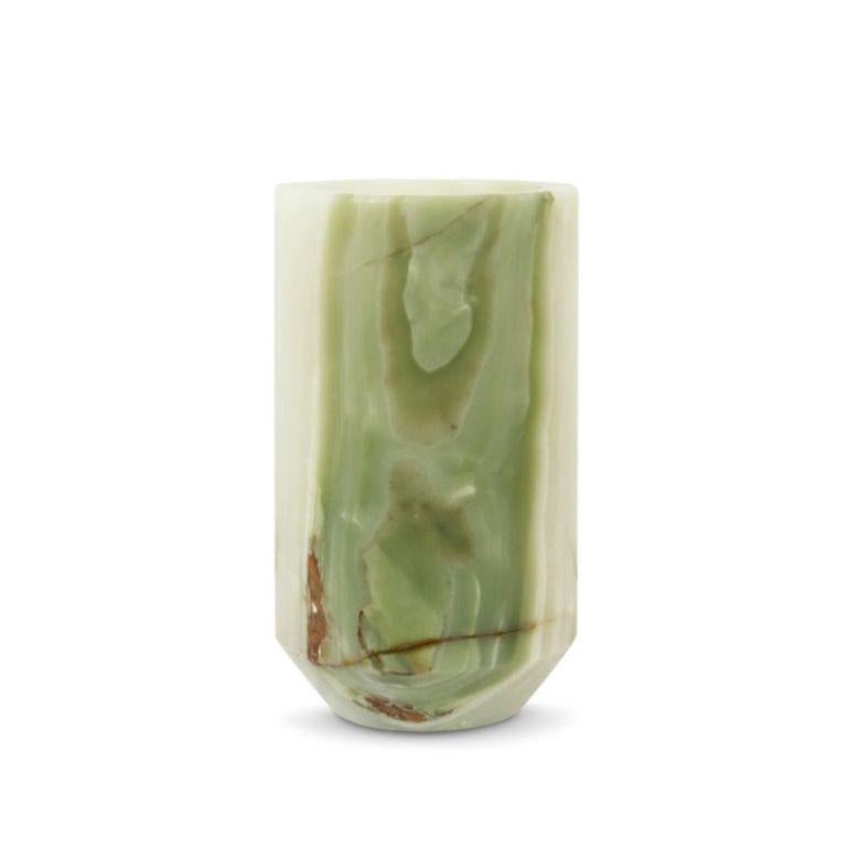 Voici Viridian, un support de plantes distinctif qui incarne le luxe et l'élégance. Fabriqué à partir de marbre vert de Perse massif et orné de détails complexes en onyx, Viridian est conçu pour apporter une sophistication intemporelle à tout