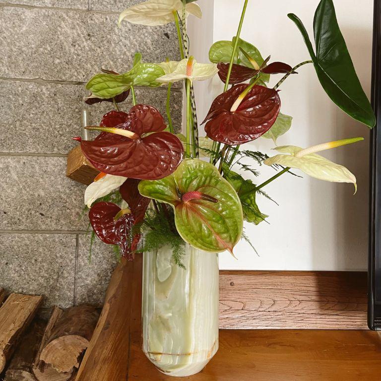 Moderne Viridian : Stand de plantes en marbre persan vert avec détails en onyx et designs organiques en vente