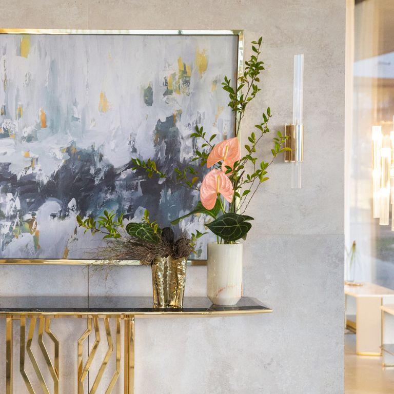 Portugais Viridian : Stand de plantes en marbre persan vert avec détails en onyx et designs organiques en vente