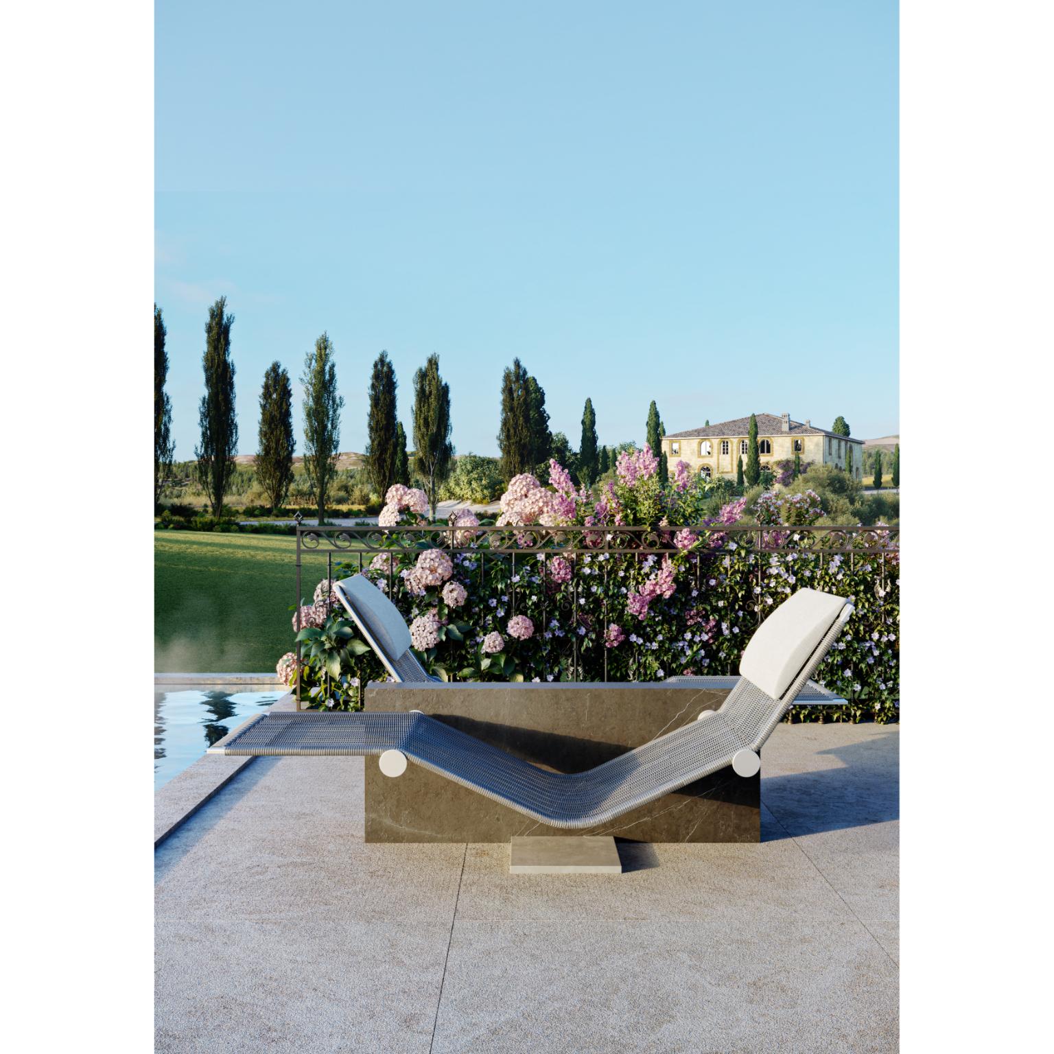 Vis à Vis Double Chaise Longue by Kreoo 
Conçu par Enzo Berti
Dimensions : D 147 x L 184 x H 78 cm.
MATERIAL : Marbre gris persan, lin naturel et osier.

Disponible en différentes options de marbre et d'osier. Veuillez nous contacter.

Un