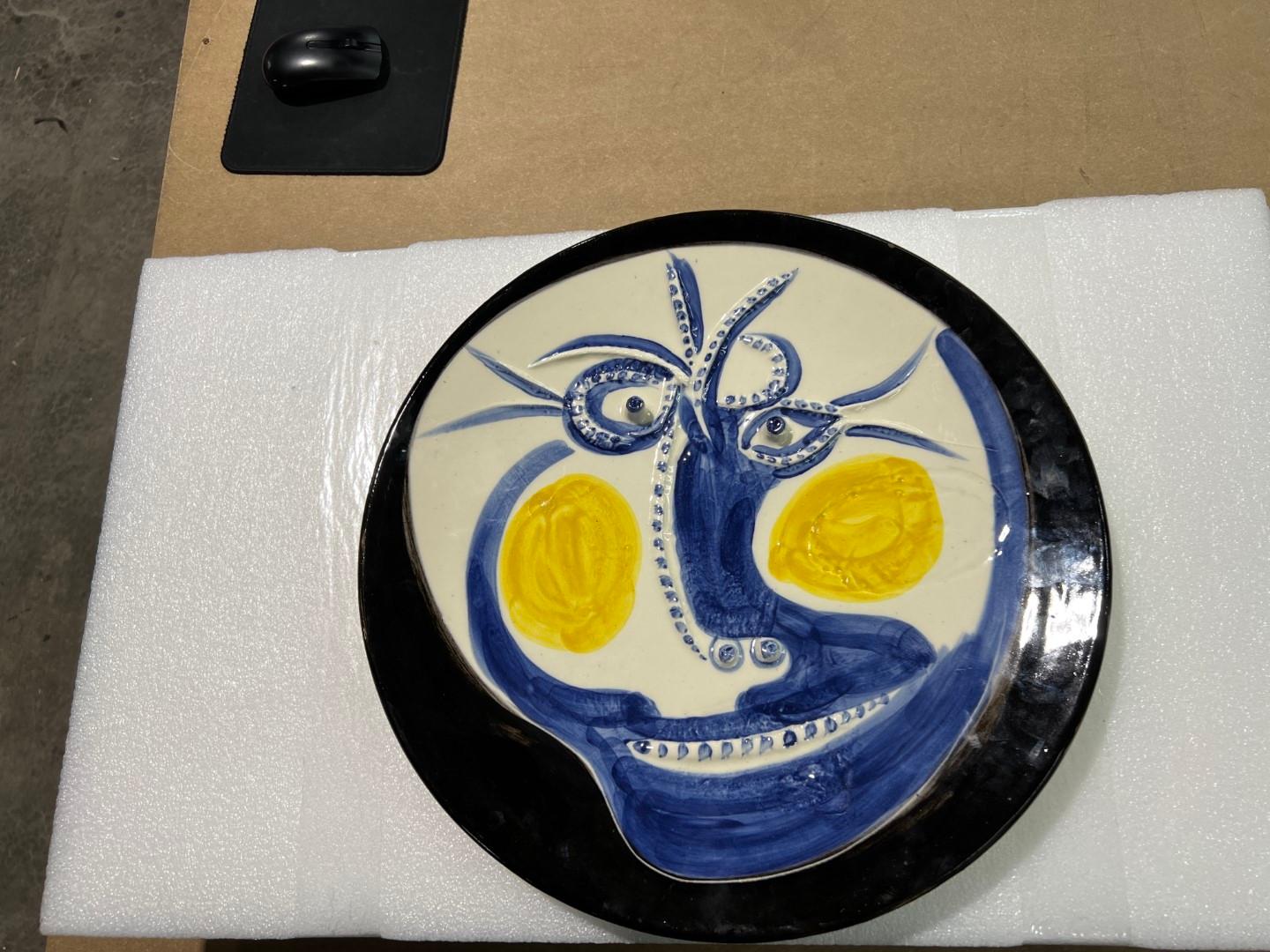 Il Visage Ramie 448 (1957) di Picasso è una ceramica straordinaria che mette in mostra la sua innovativa fusione di pittura e scultura. Questo pezzo, creato durante la sua collaborazione con lo Studio Madoura Pottery, presenta un volto audace e