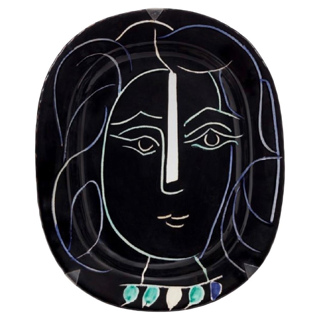 Visage de Femme, AR 220, de Pablo Picasso, creada en 1953, es una pieza destacada de su obra cerámica por varias razones:

    Uso innovador de la cerámica: Picasso transformó las técnicas tradicionales de la cerámica en un medio vanguardista,