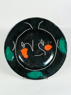 Piatto di servizio Visage Noir Black Face B in terracotta colorata e smaltata di bianco.