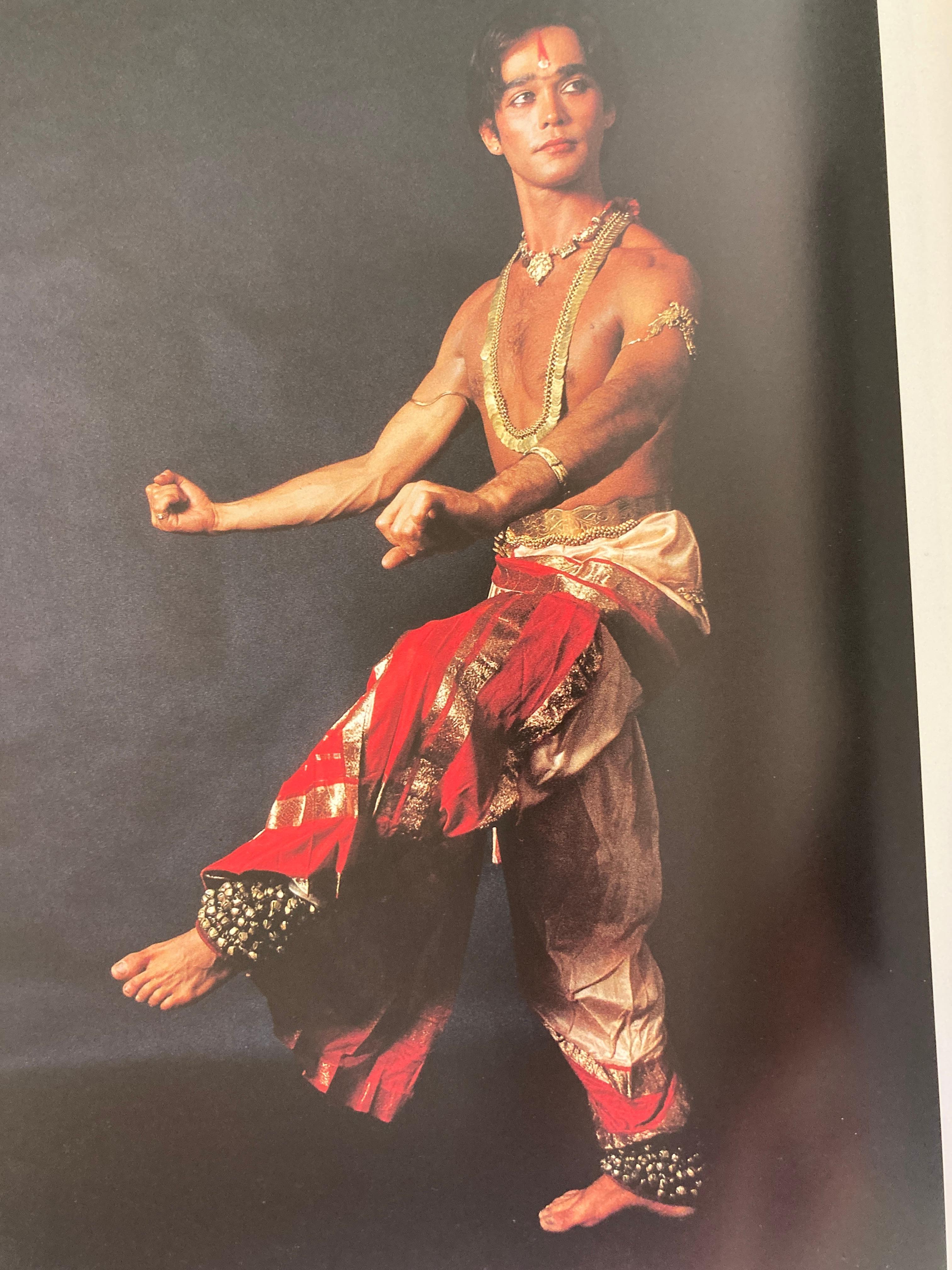 Papier Visages de la danse indienne, Introduction par Tara Michaël, Faces on Hindu Danc en vente