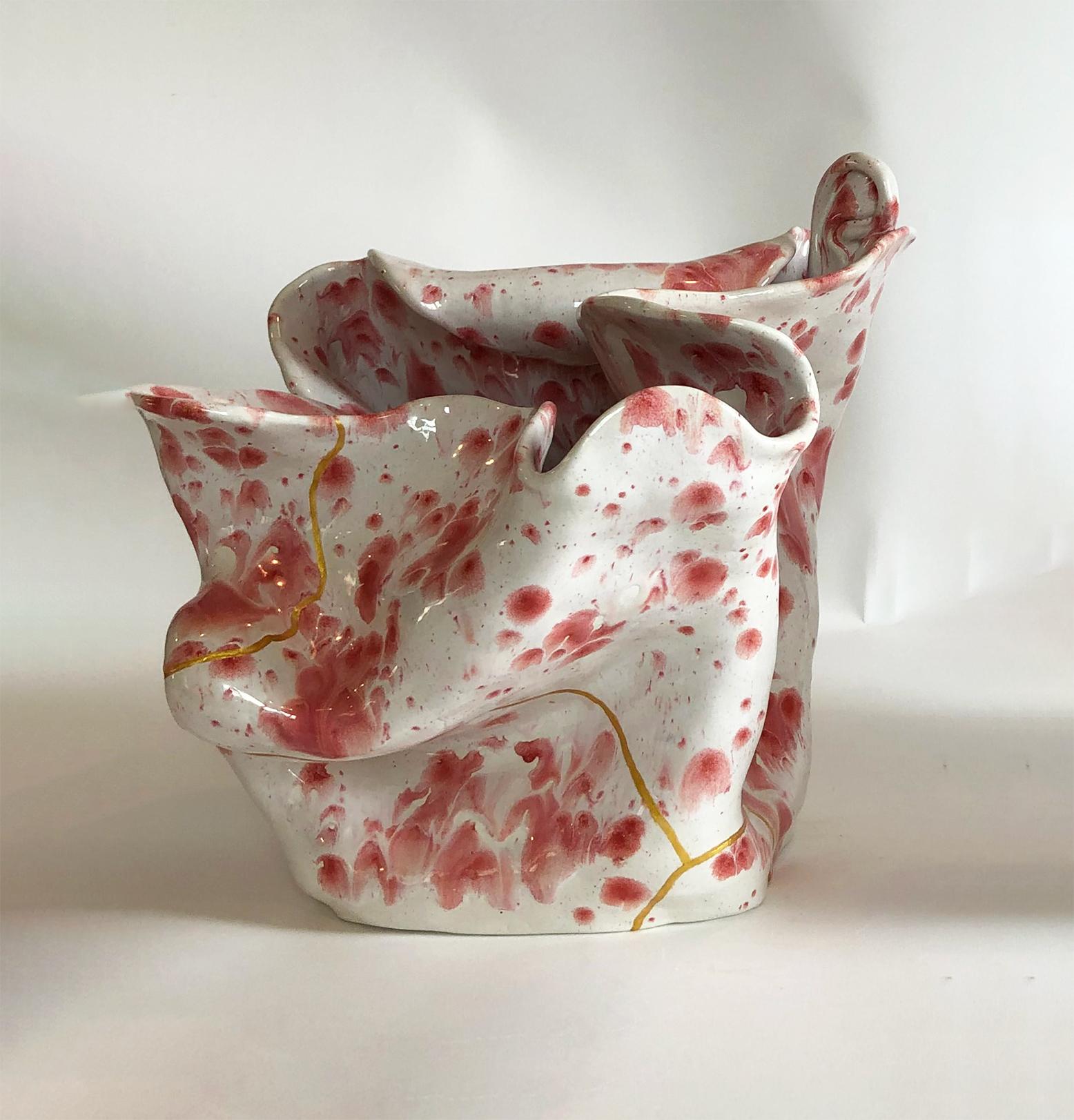 White visceral crawling glaze with 2 ear/ with a gold Kintsugi Japanese technique by Magda von Hanau
From The Visceral sculpture Series
Porcelain, clay sculpture with art glass glaze
Dimensions: 33 H x 36 x 33 cm 
One of a kind 

