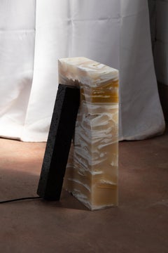 Lampada verticale in pietra viscoelastica di Mut Designs