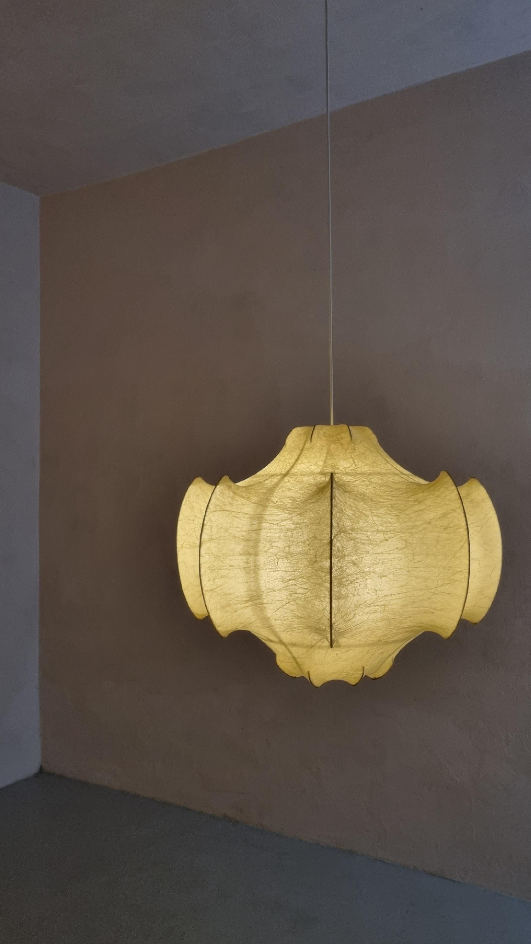 Viscontea pendant lamp by Achille and Piergiacomo Castiglioni for Flos, 1960. 
Original piece of the 60s, despite the fragility of the material, this Viscontea pendant lamp is in excellent vintage condition, and the lamp is complete with the brass