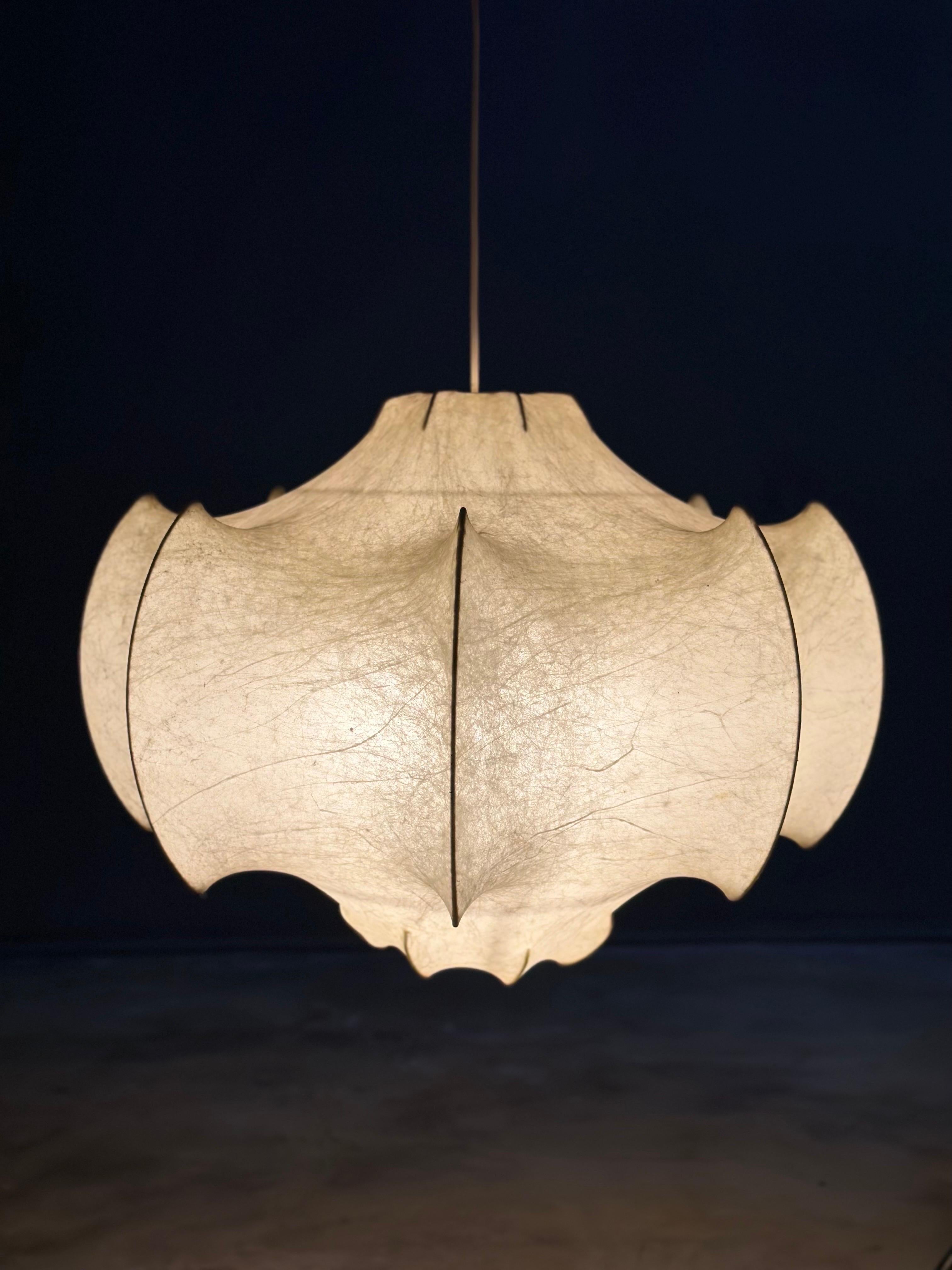 'Viscontea' Ceiling Lamp by Achille and Pier Giacomo Castiglioni for Flos, 1960s

This stunning piece, crafted in the 1960s, is a true masterpiece of design – blending modern shapes with an organic, almost whimsical sensibility that will add an