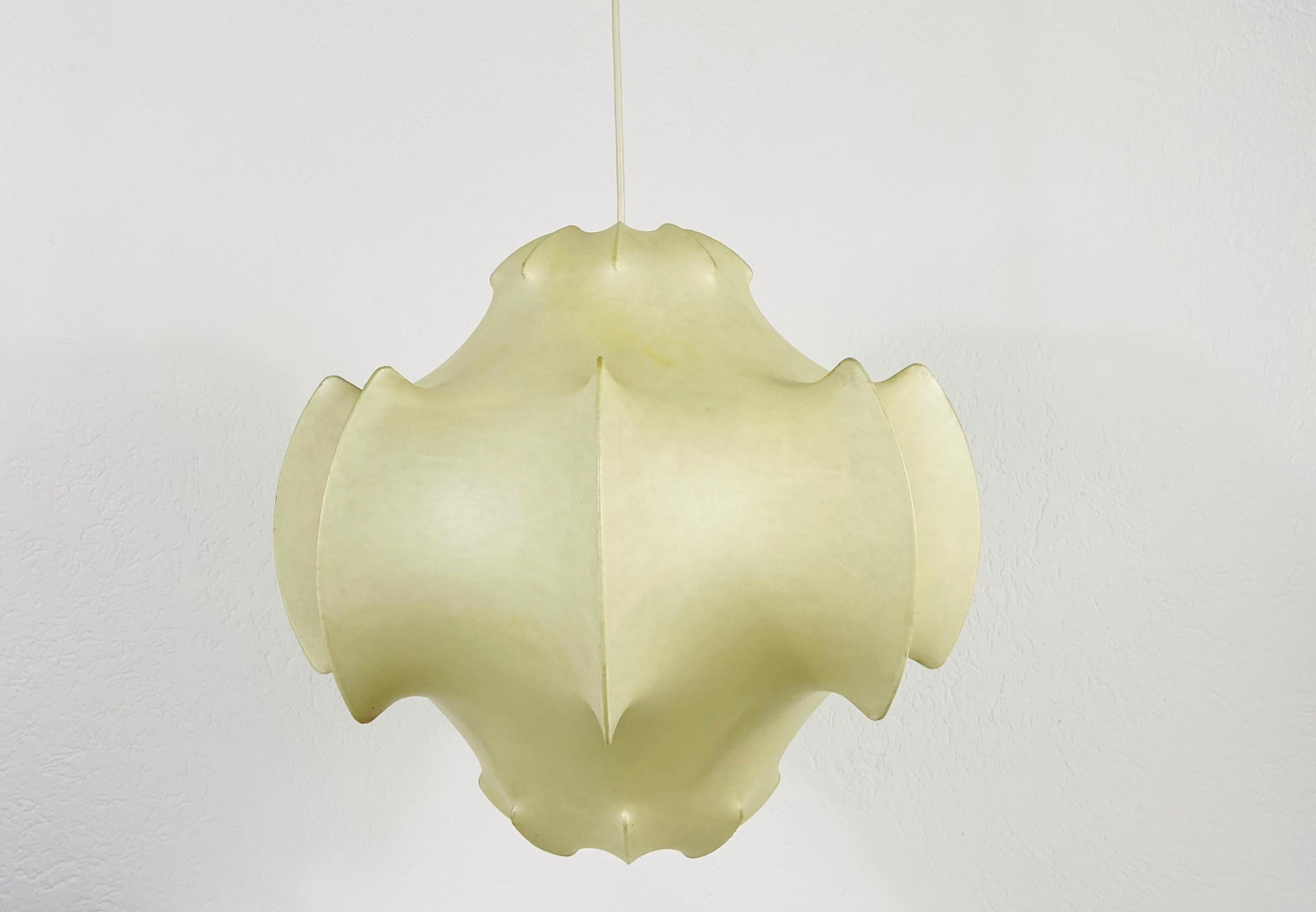 Large Viscontea pendant lamp made in Italy in the 1960s. The hanging lamp has been designed by Achille and Pier Giacomo Castiglioni for Flos. The lamp shade is of original resin.

Measures: 

Height of shade 45 cm

Total height up to 140