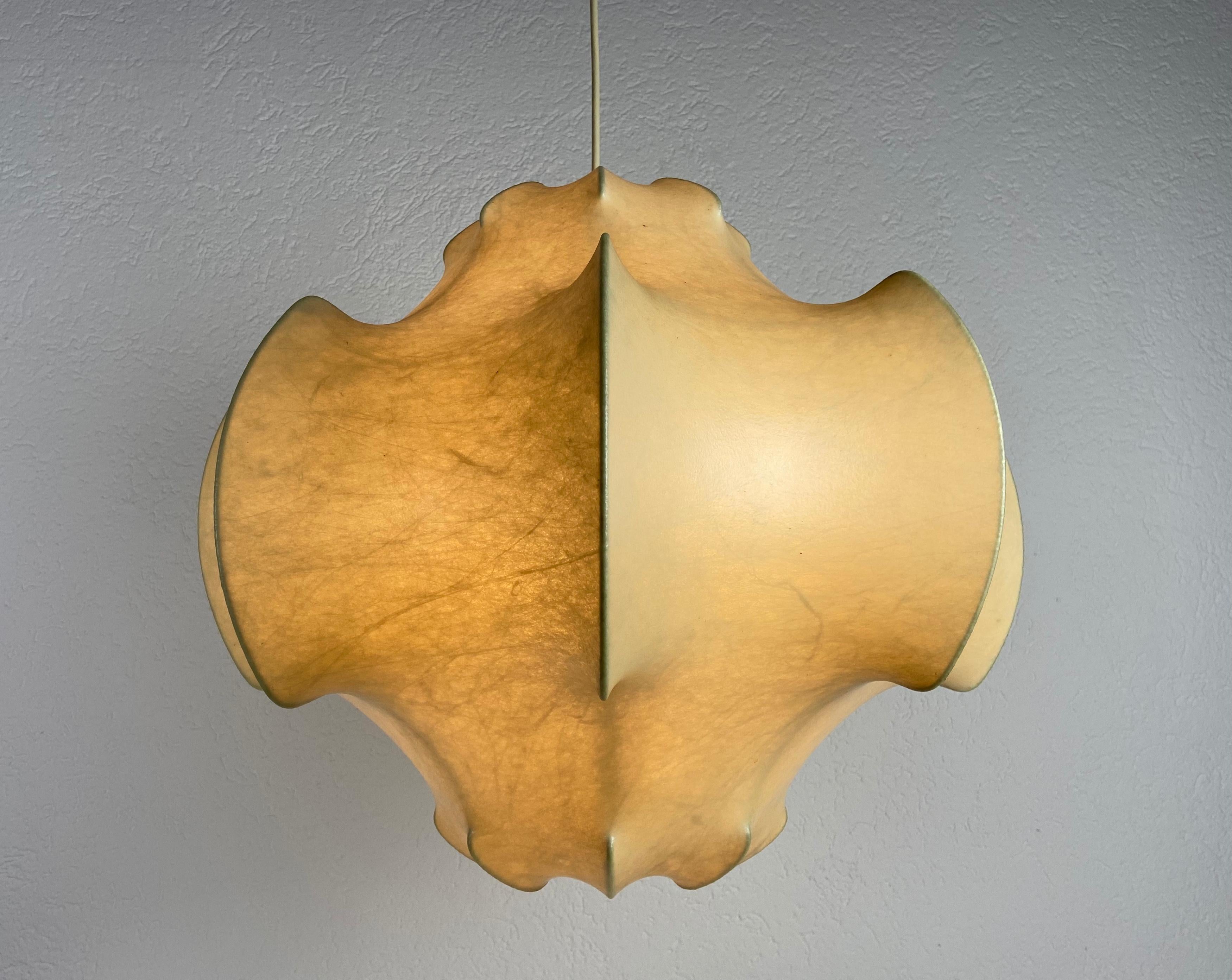 Large Viscontea pendant lamp made in Italy in the 1960s. The hanging lamp has been designed by Achille and Pier Giacomo Castiglioni for Flos. The lamp shade is of original resin.

Measures: 

Height of shade 45 cm

Total height up to 93