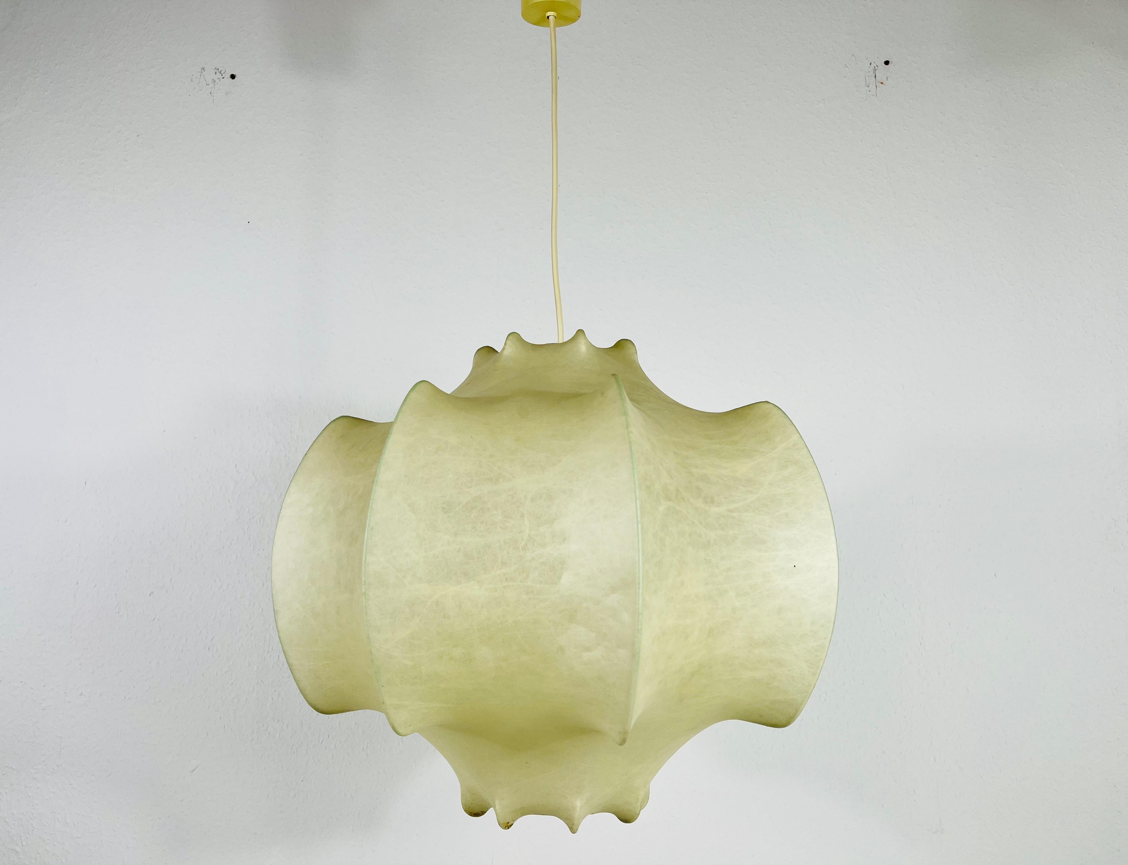 Large Viscontea pendant lamp made in Italy in the 1960s. The hanging lamp has been designed by Achille and Pier Giacomo Castiglioni for Flos. The lamp shade is of original resin.

Measures: 

Height of shade 37 cm

Total height up to 80