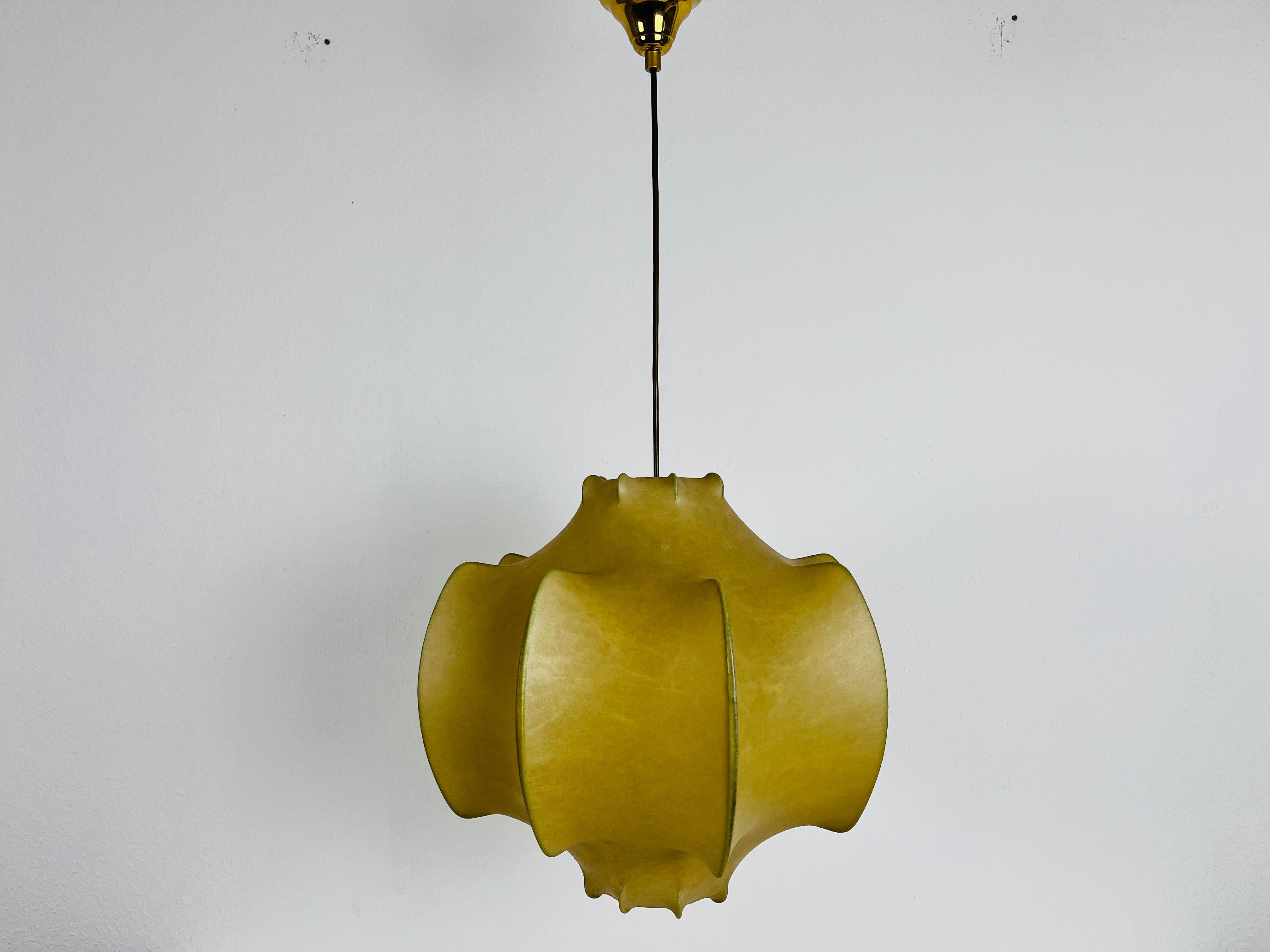 Large Viscontea pendant lamp made in Italy in the 1960s. The hanging lamp has been designed by Achille and Pier Giacomo Castiglioni for Flos. The lamp shade is made of original resin.

Measures: 

Height of shade 40 cm
Total height up to 85