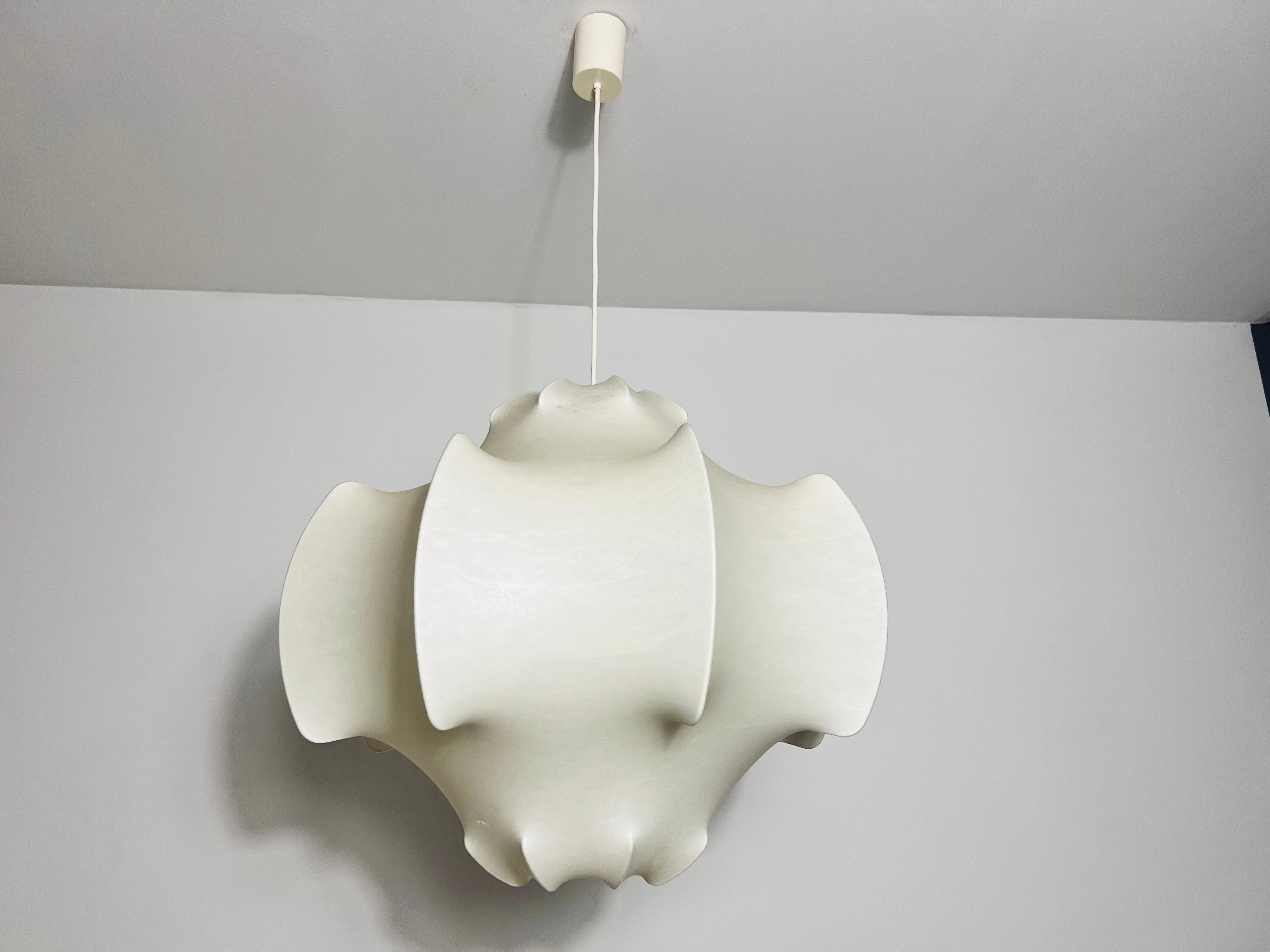 The Large Viscontea pendant lamp, crafted in Italy in the 1960s, is a true masterpiece of mid-century design. This iconic hanging lamp was designed by the renowned Italian designers Achille and Pier Giacomo Castiglioni for Flos, one of the most