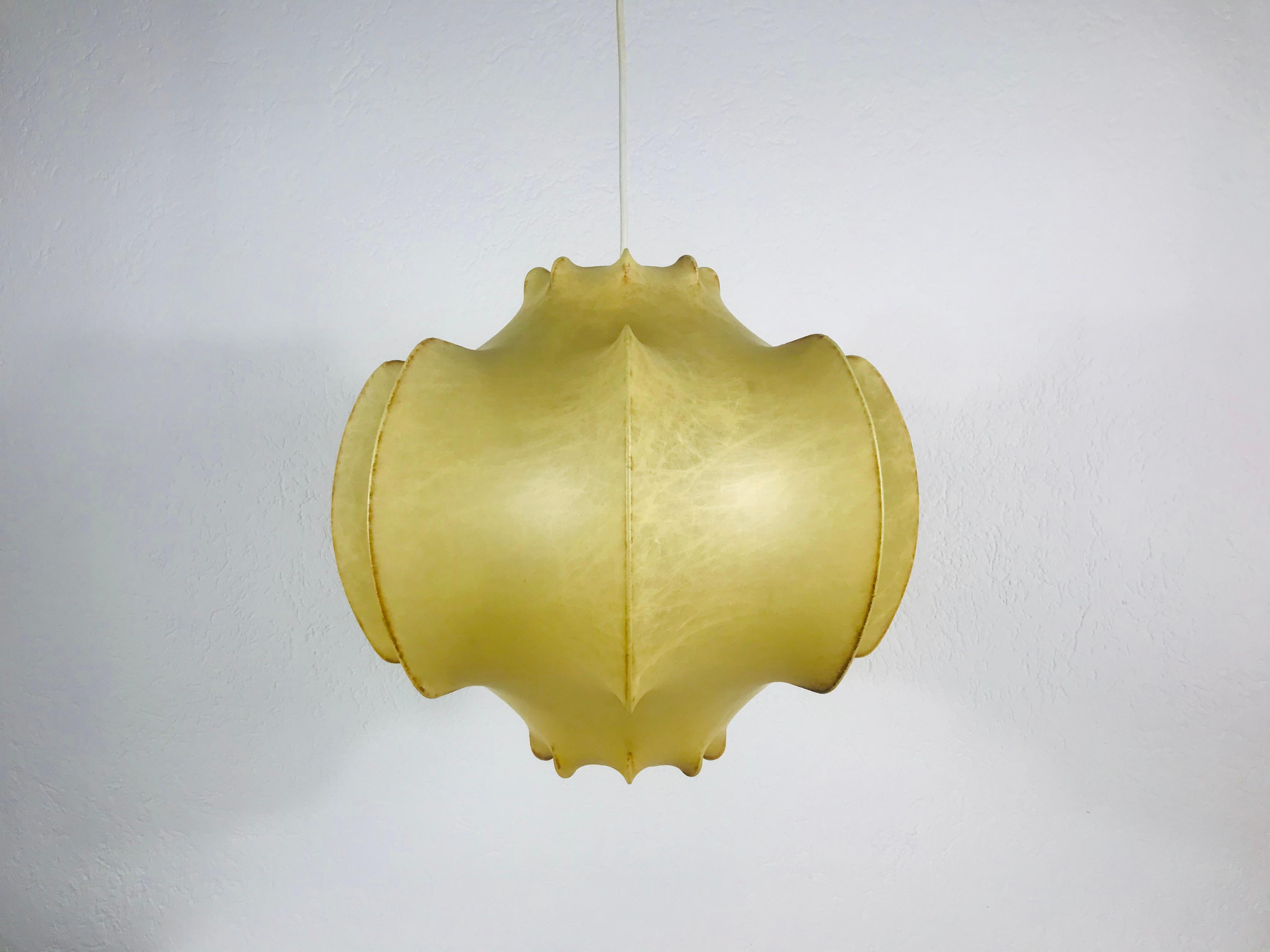 Viscontea pendant lamp made in Italy in the 1960s. The hanging lamp has been designed by Achille and Pier Giacomo Castiglioni for Flos. The lamp shade is of original resin.

Measures: Height of shade 31 cm

Total height 120 cm

Height of shade 37