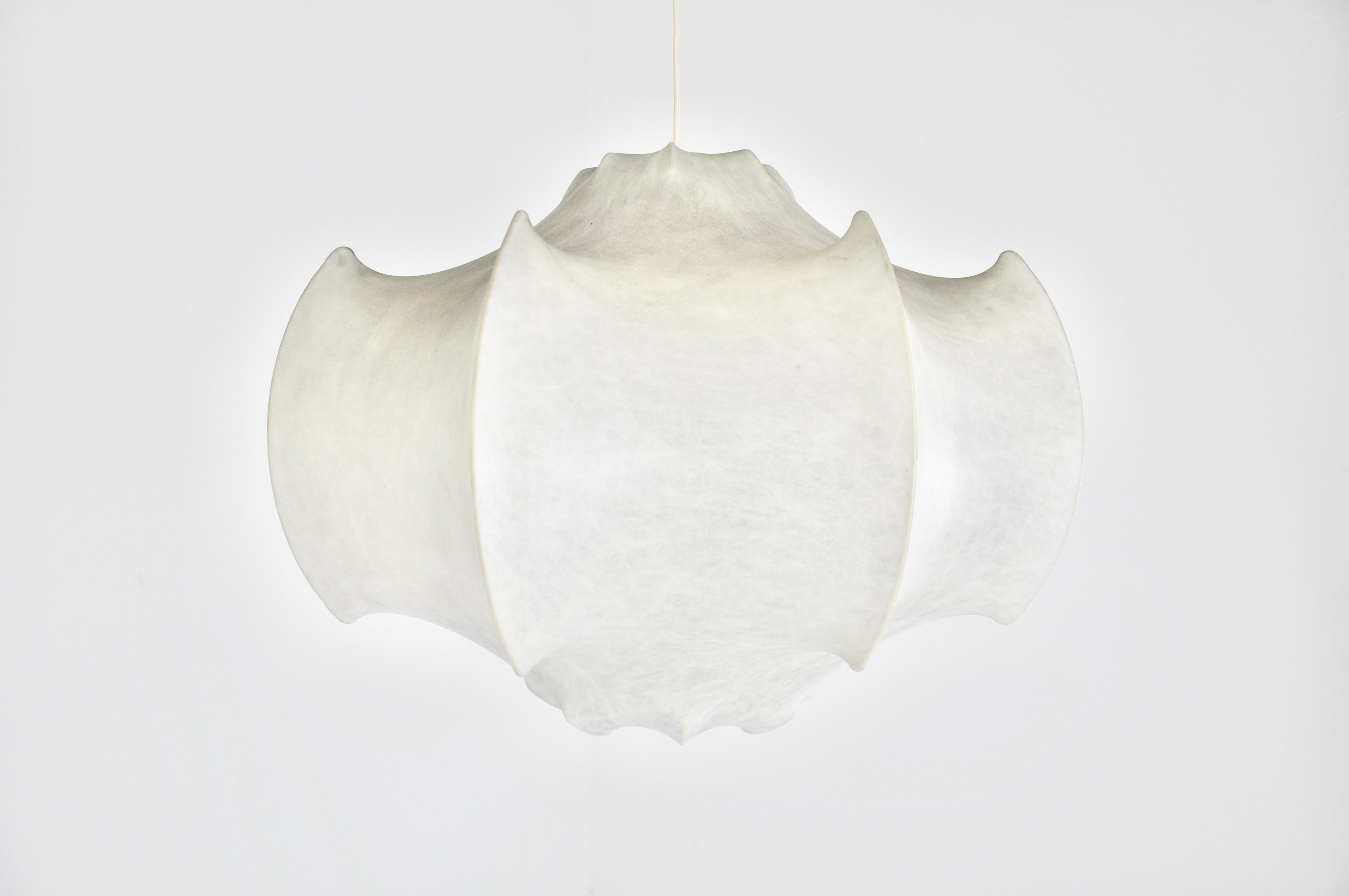 Metal and resin hanging lamp from the 1960s. Model: Viscontea Height with cable: 76 cm. Good condition, wear due to time and age of the lamp.