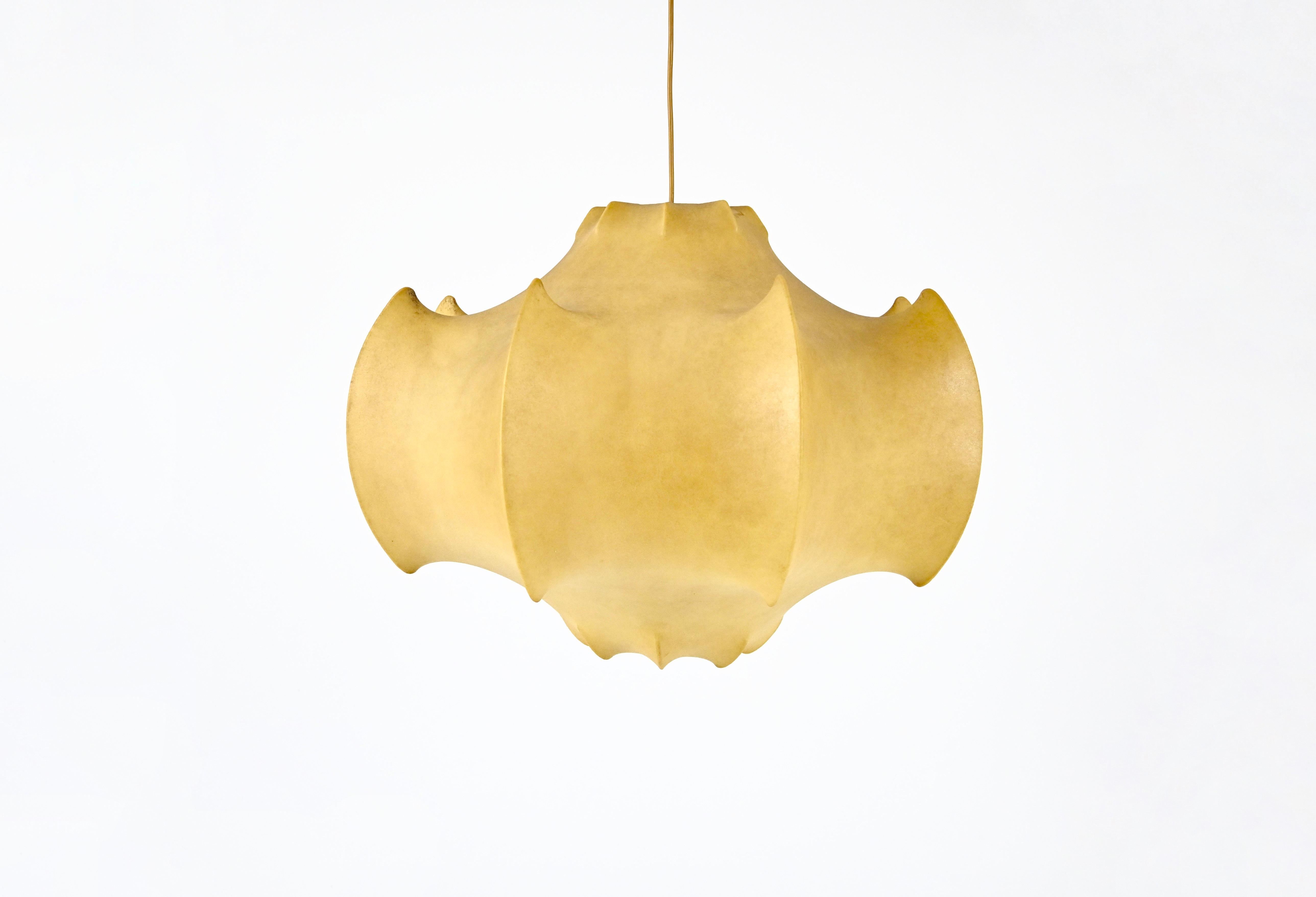Lampada a sospensione in metallo e resina degli anni '1960. Model: Viscontea. Altezza massima con il cavo: 110 cm. Buone condizioni, usura dovuta al tempo e all'età della lampada.
PER LA SPEDIZIONE, RICHIEDICI DI RICEVERE IL MIGLIOR PREZZO

