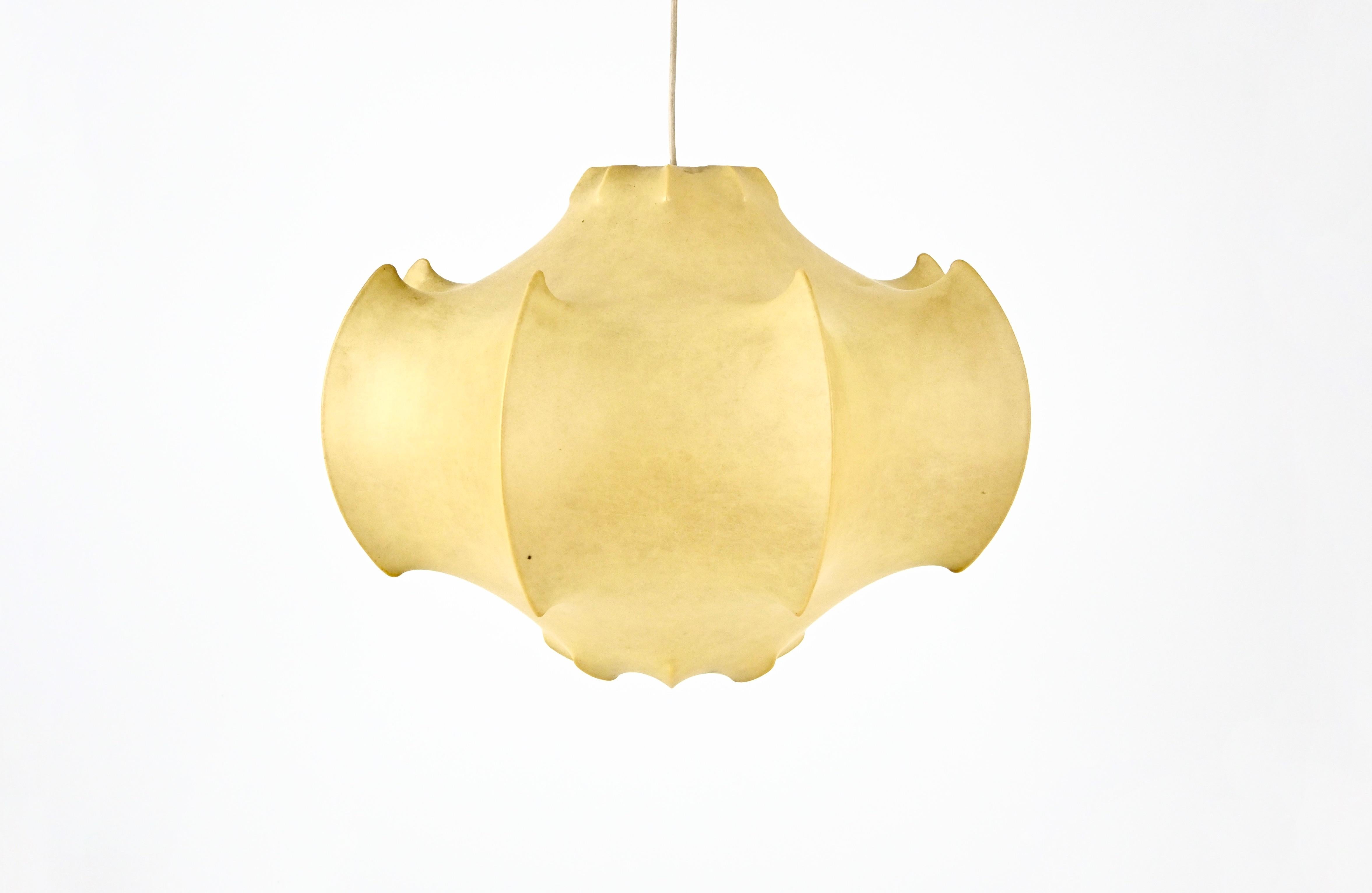 Lampada a sospensione in metallo e resina degli anni '1960. Model: Viscontea. Altezza massima con cavo: 250 cm. Buone condizioni, usura dovuta al tempo e all'età della lampada.
PER LA SPEDIZIONE, RICHIEDICI DI RICEVERE IL MIGLIOR PREZZO
