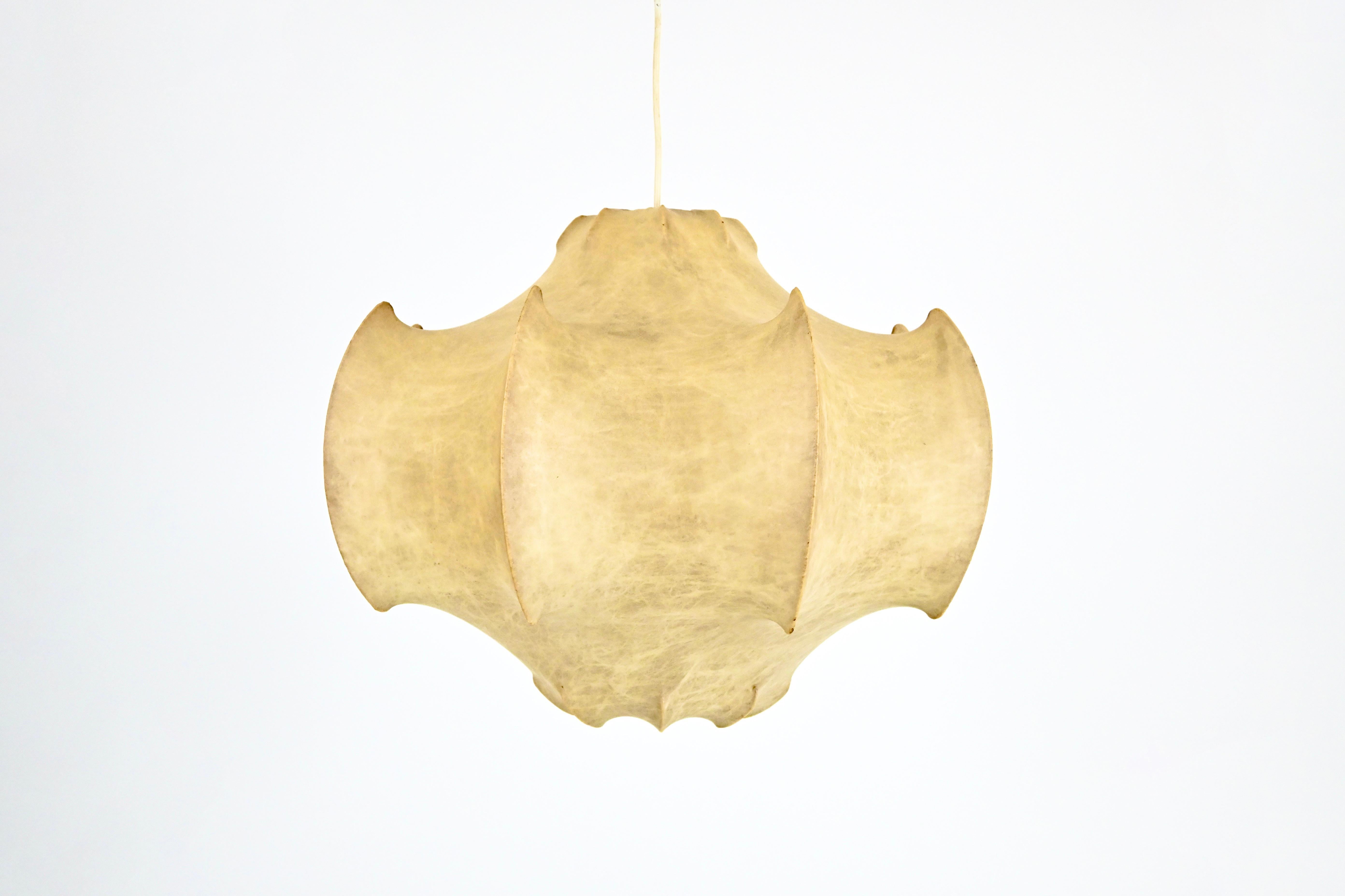 Lampada a sospensione in metallo e resina degli anni '1960. Model: Viscontea. Altezza massima con cavo: 200 cm. Buone condizioni, usura dovuta al tempo e all'età della lampada.
PER LA SPEDIZIONE, RICHIEDICI DI RICEVERE IL MIGLIOR PREZZO
