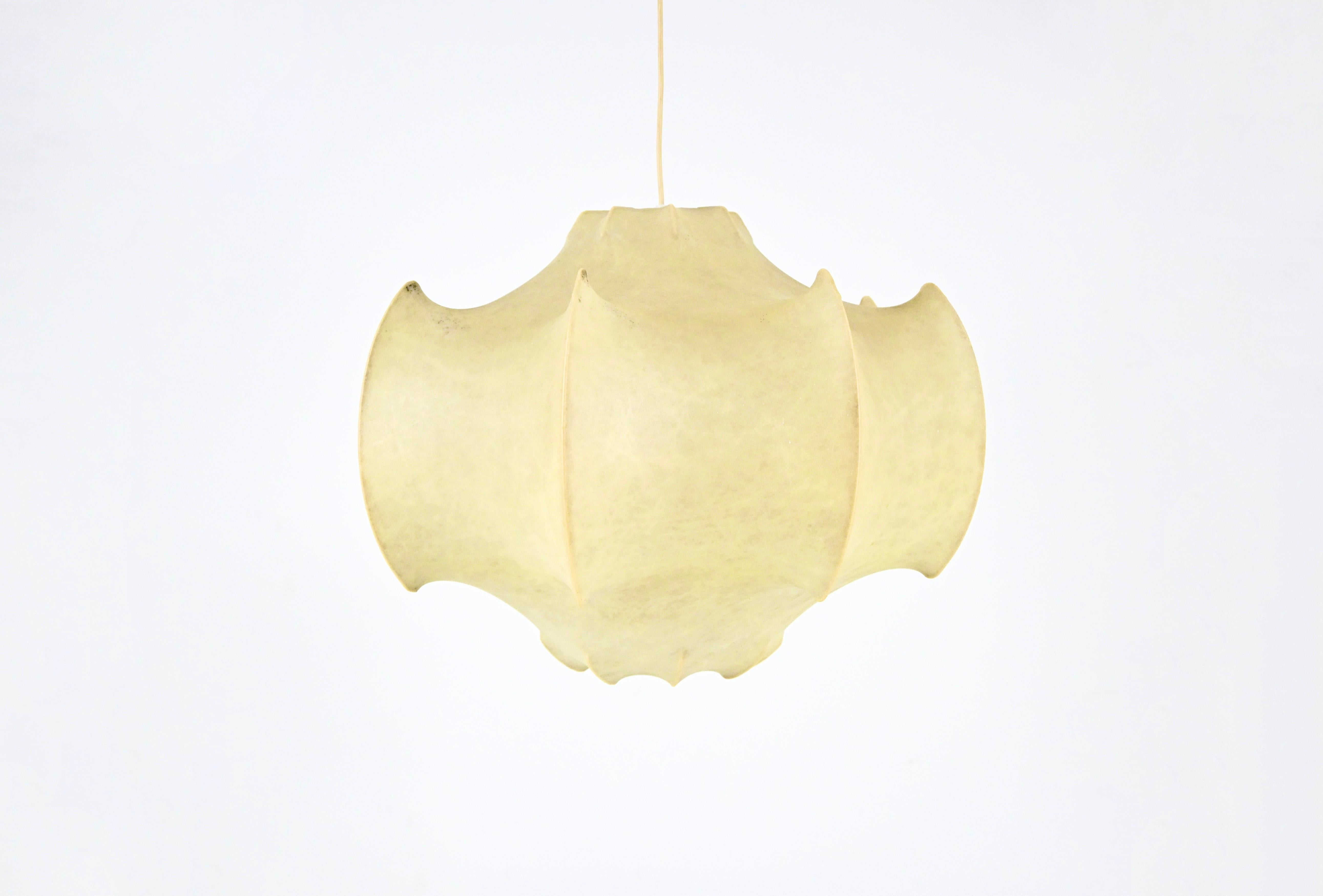 Lampada a sospensione in metallo e resina degli anni '1960. Model: Viscontea. Altezza massima con cavo: 111 cm. Buone condizioni, usura dovuta al tempo e all'età della lampada.
PER LA SPEDIZIONE, RICHIEDICI DI RICEVERE IL MIGLIOR PREZZO
