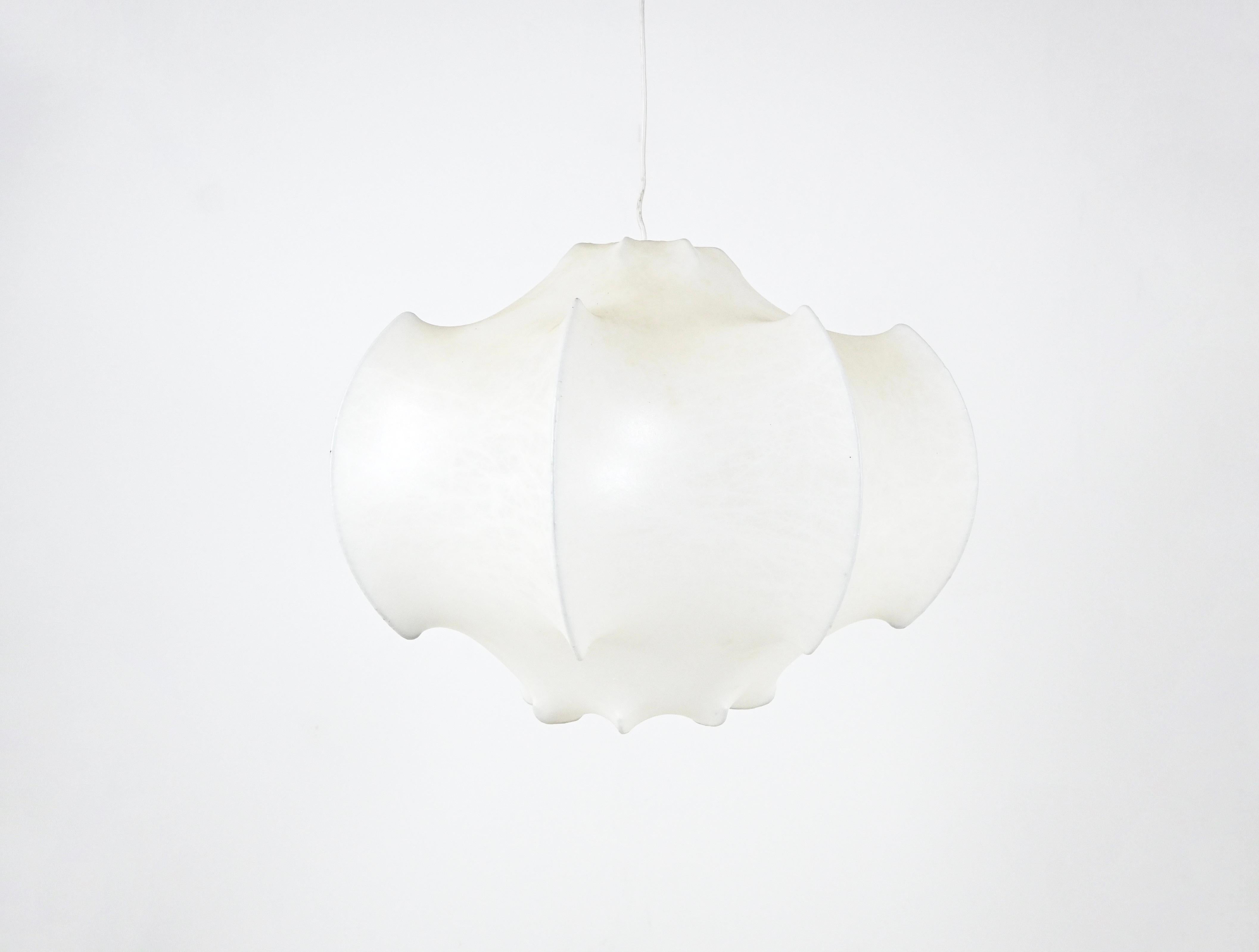 Metal and resin hanging lamp stamped Flos. Model: Viscontea. Height maximum with cable: 300 cm. wear due to time and age of the lamp.
FOR SHIPPING, REQUEST US FOR RECEIVE THE BEST PRICE
