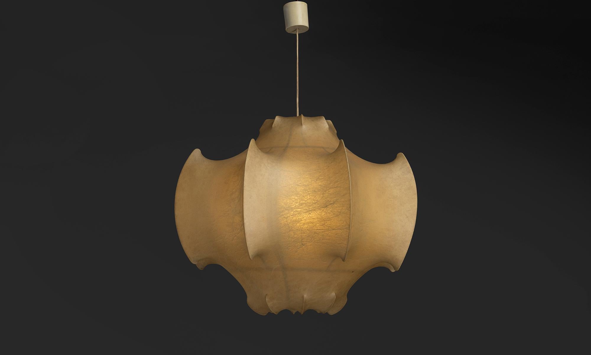 Italia, 1960
Diseñado por Achille Castiglioni y Pier Giacomo Castiglione, con estructura interna de acero y capullo de resina transparente.
25 