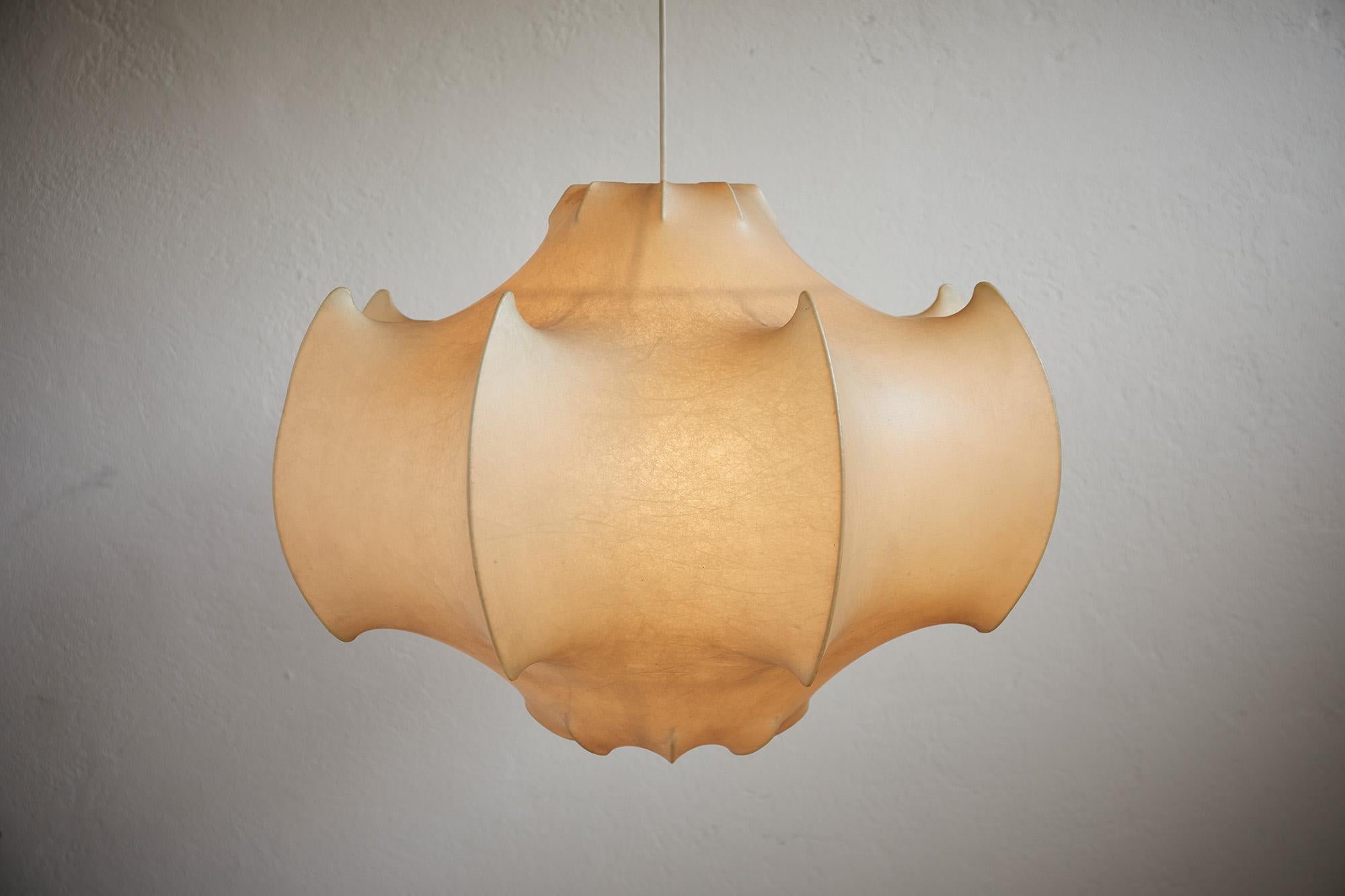 The Viscontea is the result of Castiglioni's experiments with cocoon resin in the sixties which led also to the creation of the famous Gatto and Taraxacum lamps who like the Viscontea became Italian design icons.

The enigmatic cloud like design