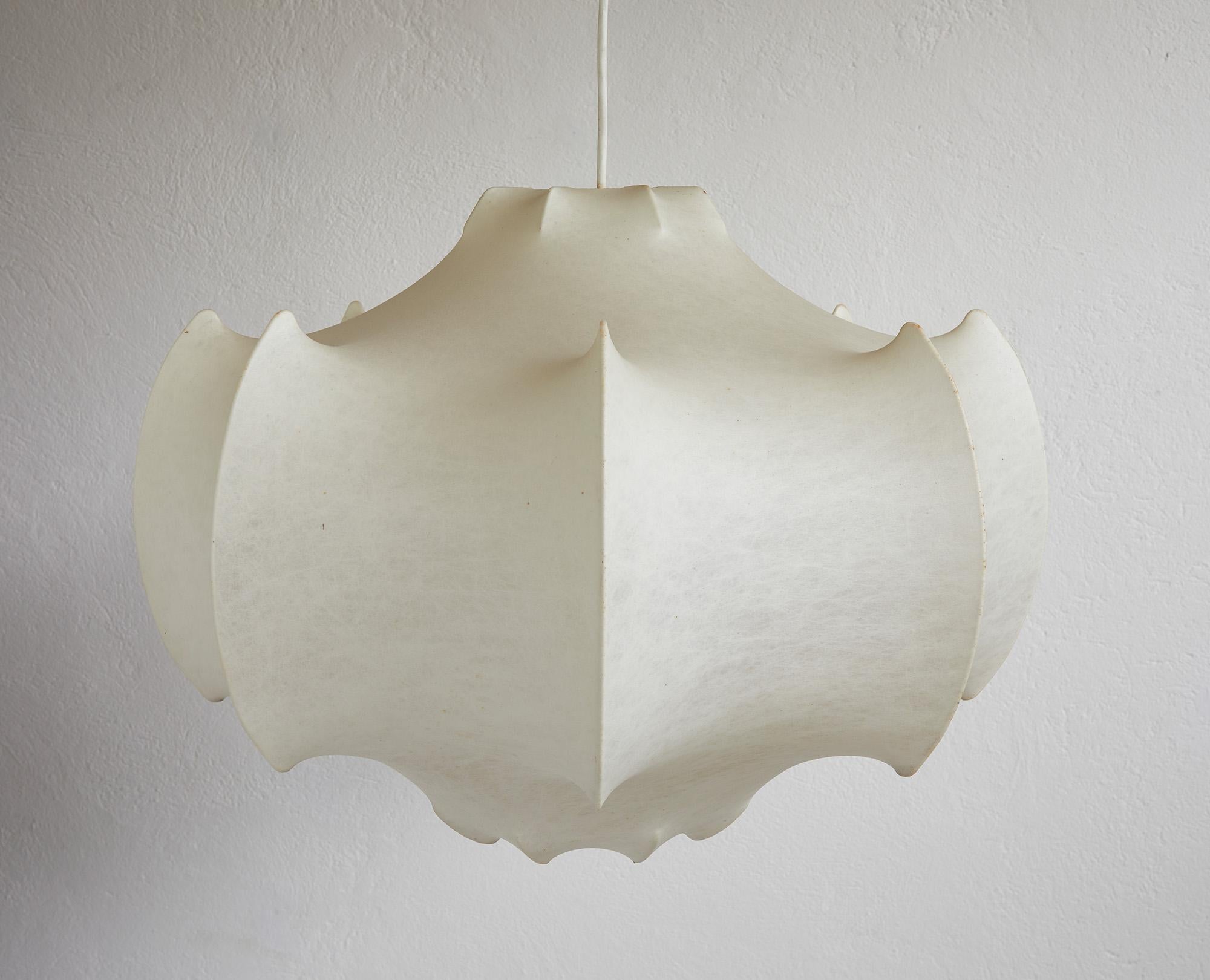 Viscontea pendant lamp by Achille and Piergiacomo Castiglioni, Flos 1960

The Viscontea is the result of Castiglioni's experiments with cocoon resin in the sixties which led also to the creation of the famous Gatto and Taraxacum lamps who like the