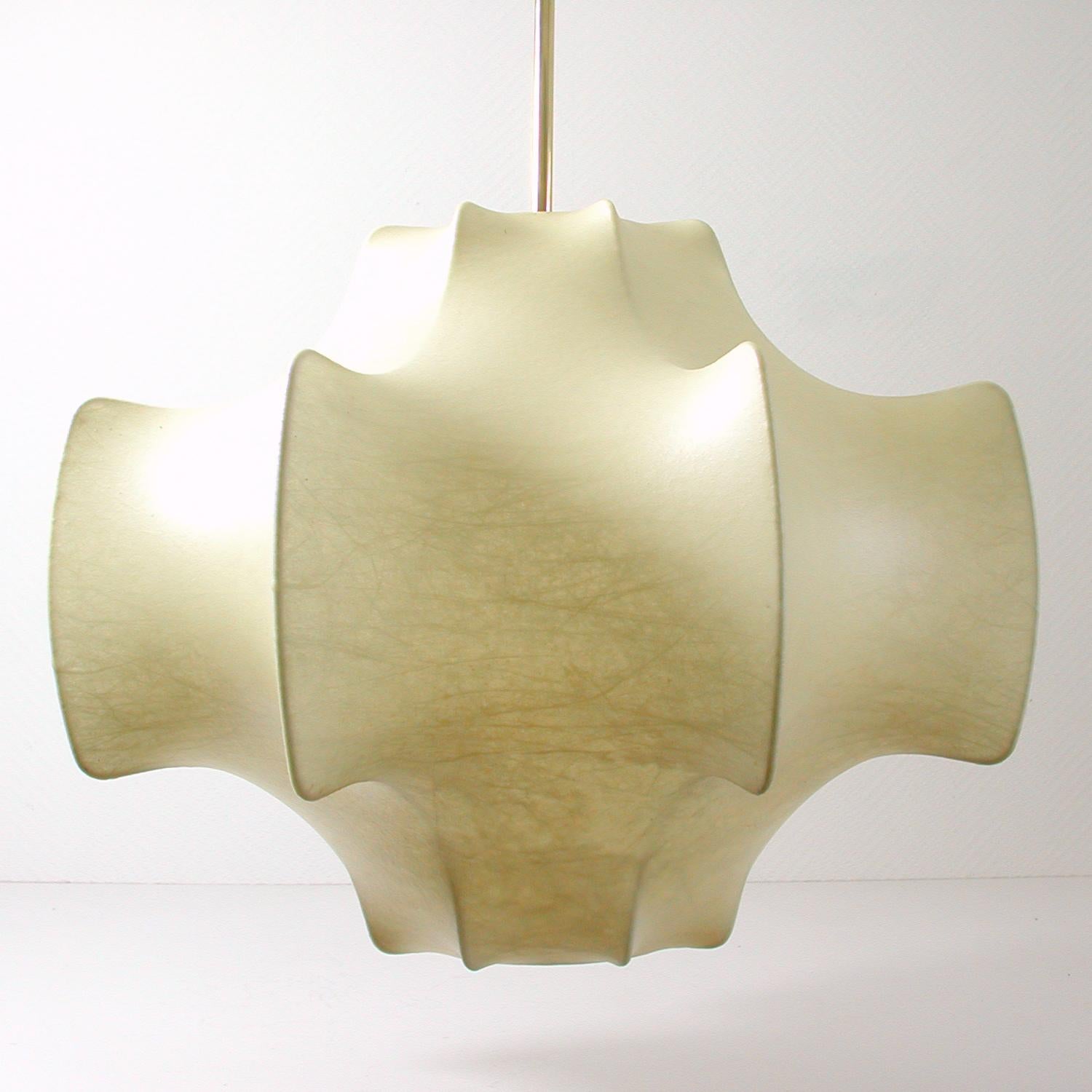 This medium size Viscontea pendant light was designed by Achille & Pier Giacomo Castiglioni for Flos in the 1960s and manufactured in Italy. 

The lamp shade is made of plastic polymer resin applied with spraying technique on to an enameled white
