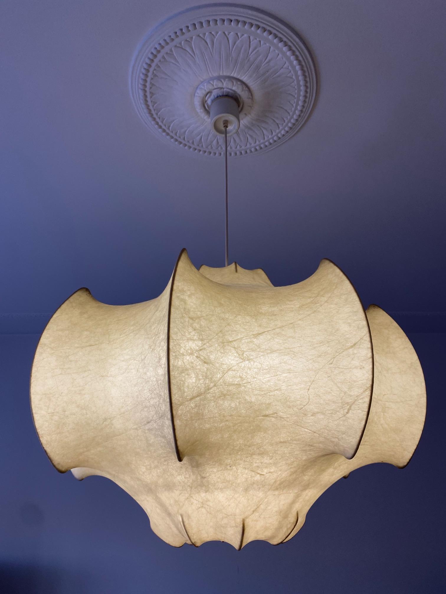 First edition Viscontea suspension light by Achille & Pier Castiglioni for Flos. Designed and manufactured in Italy, circa 1960's.

This chandelier, made in the 1960s, is one of the icons of Italian design, combining modern forms with an organic,